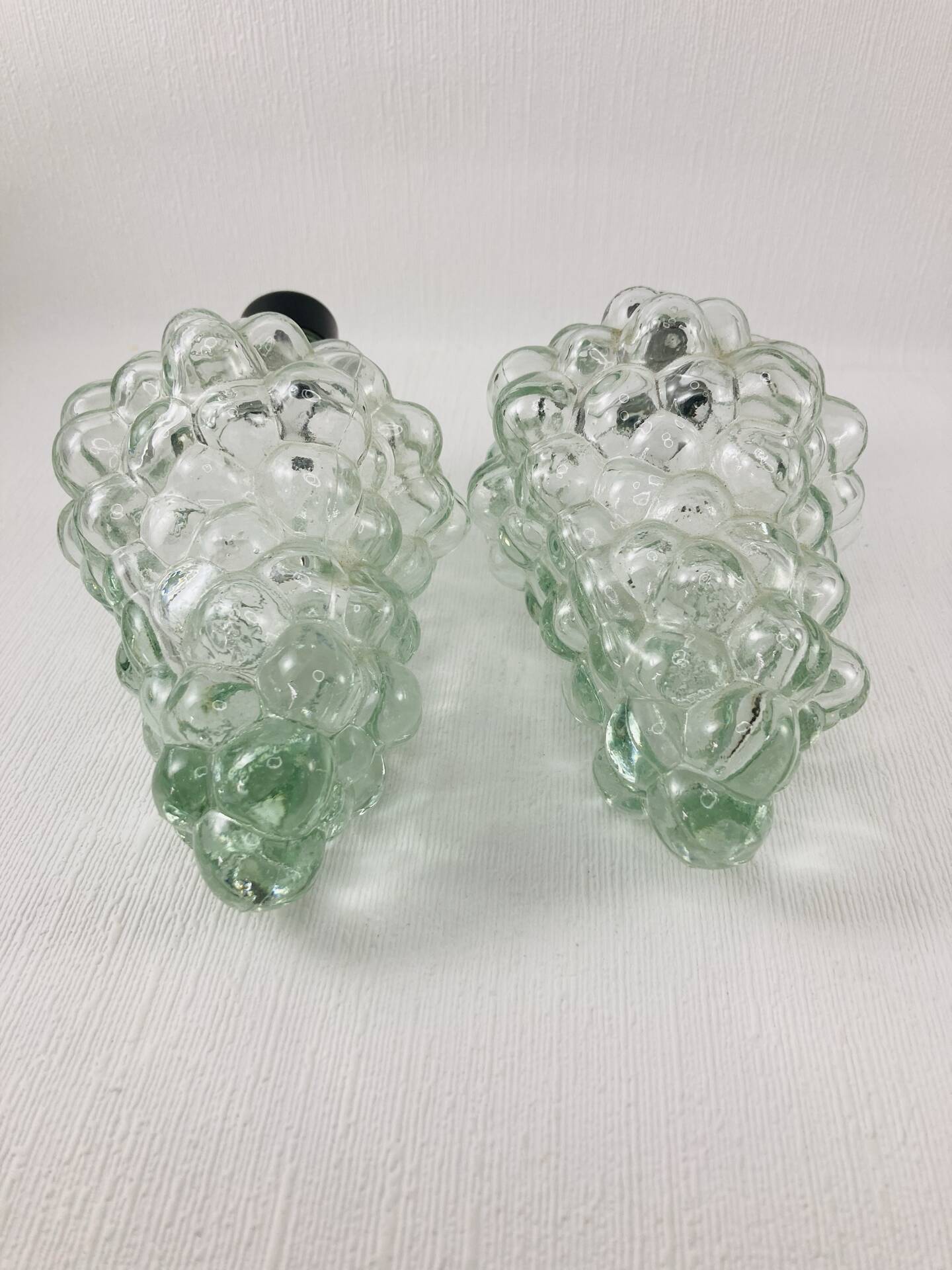 2 carafe bottles with bunches of grapes in glass - Empoli - Vintage