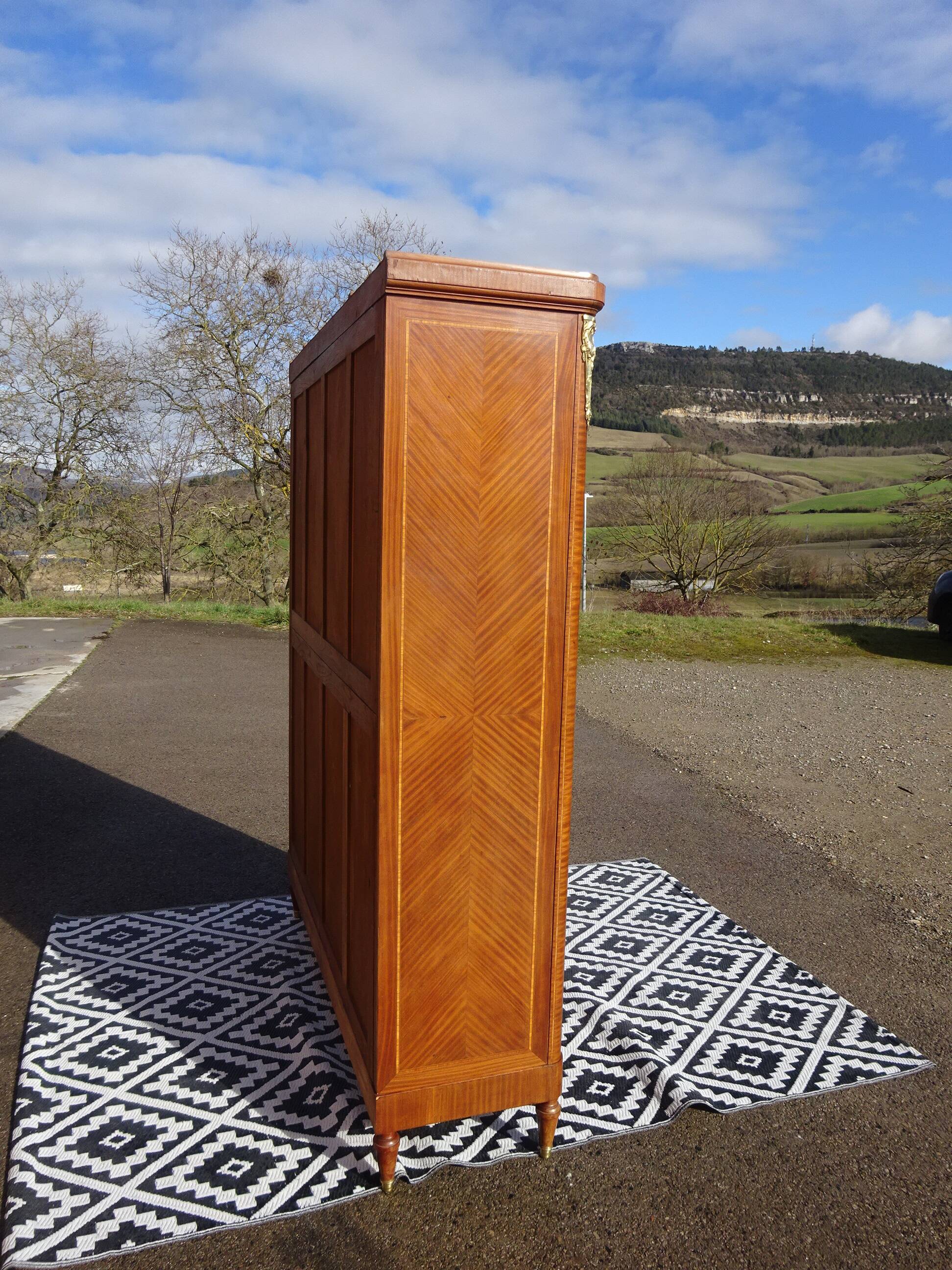 Ancienne armoire Louis XVI avec bronze et marqueterie