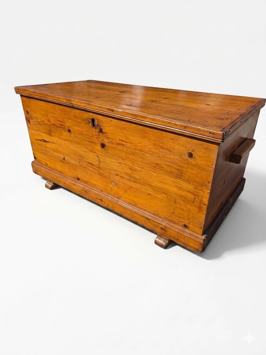 Coffre de metier ancien en sapin
