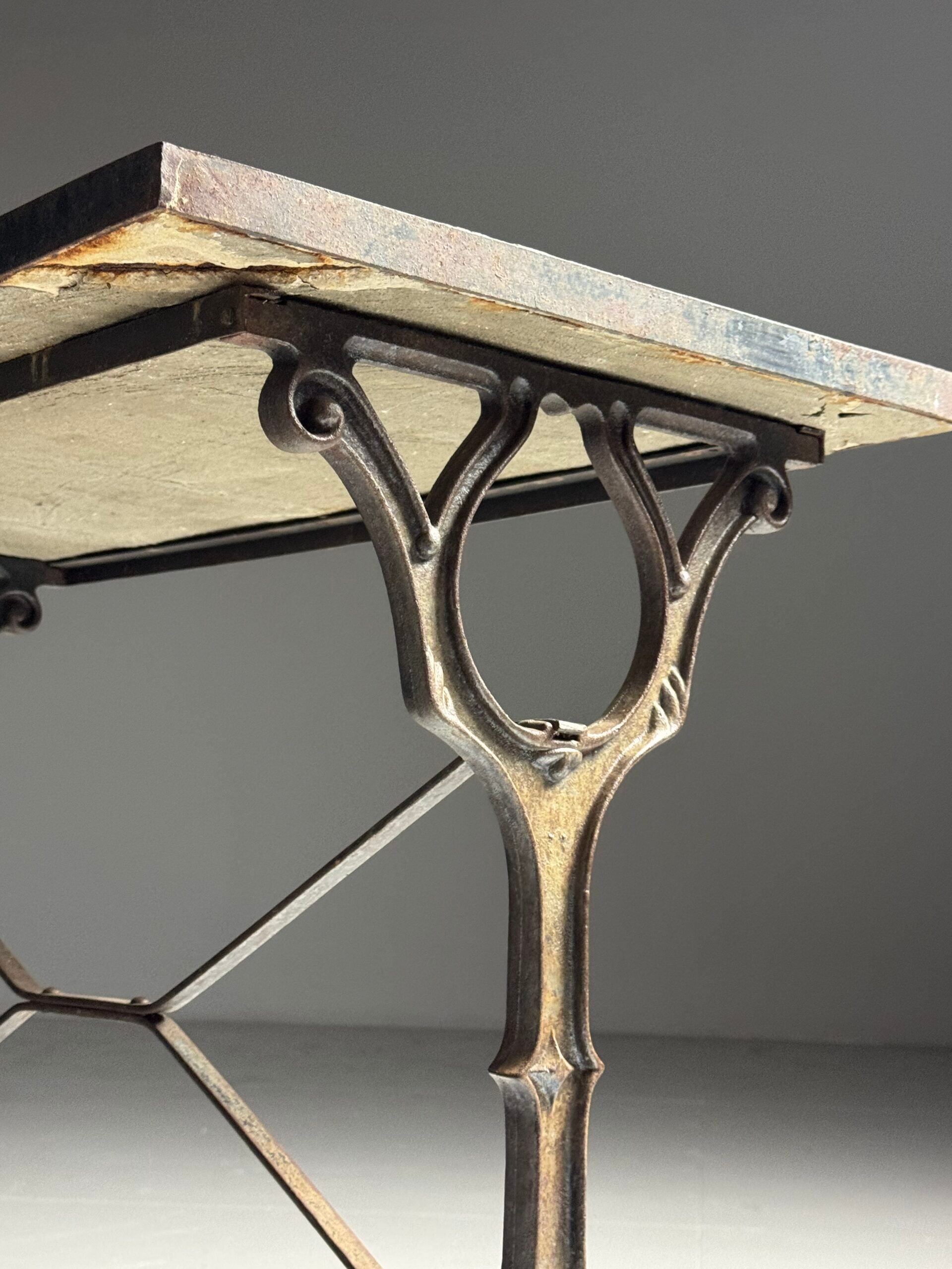 Table d'appoint en mosaïque et fonte