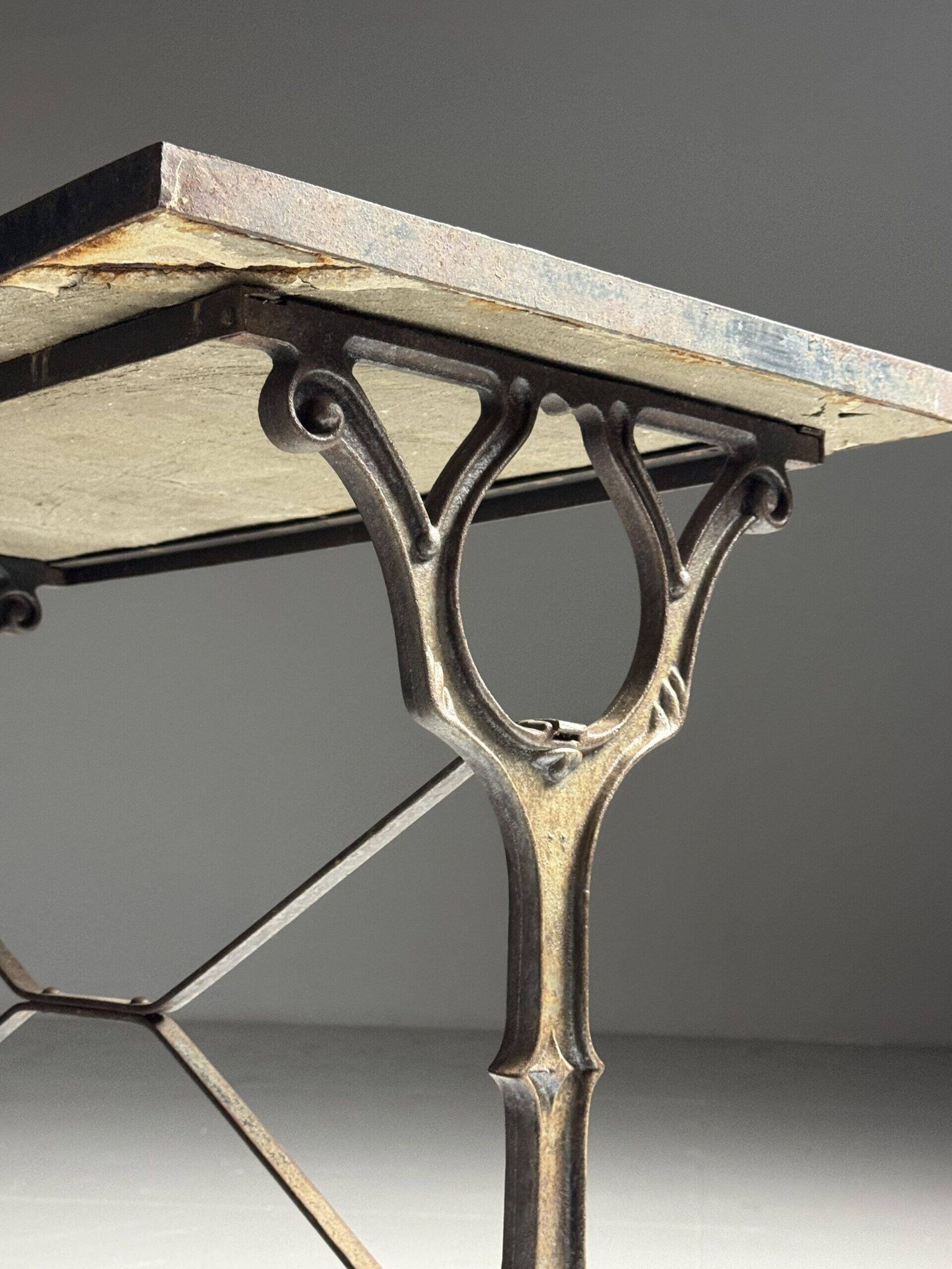 Table d'appoint en mosaïque et fonte