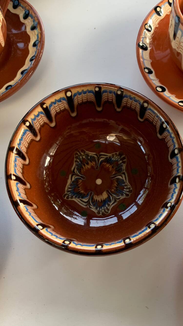 Coffee service composed of 17 pieces, 8 cups, 8 saucers and a sugar bowl, artisanal