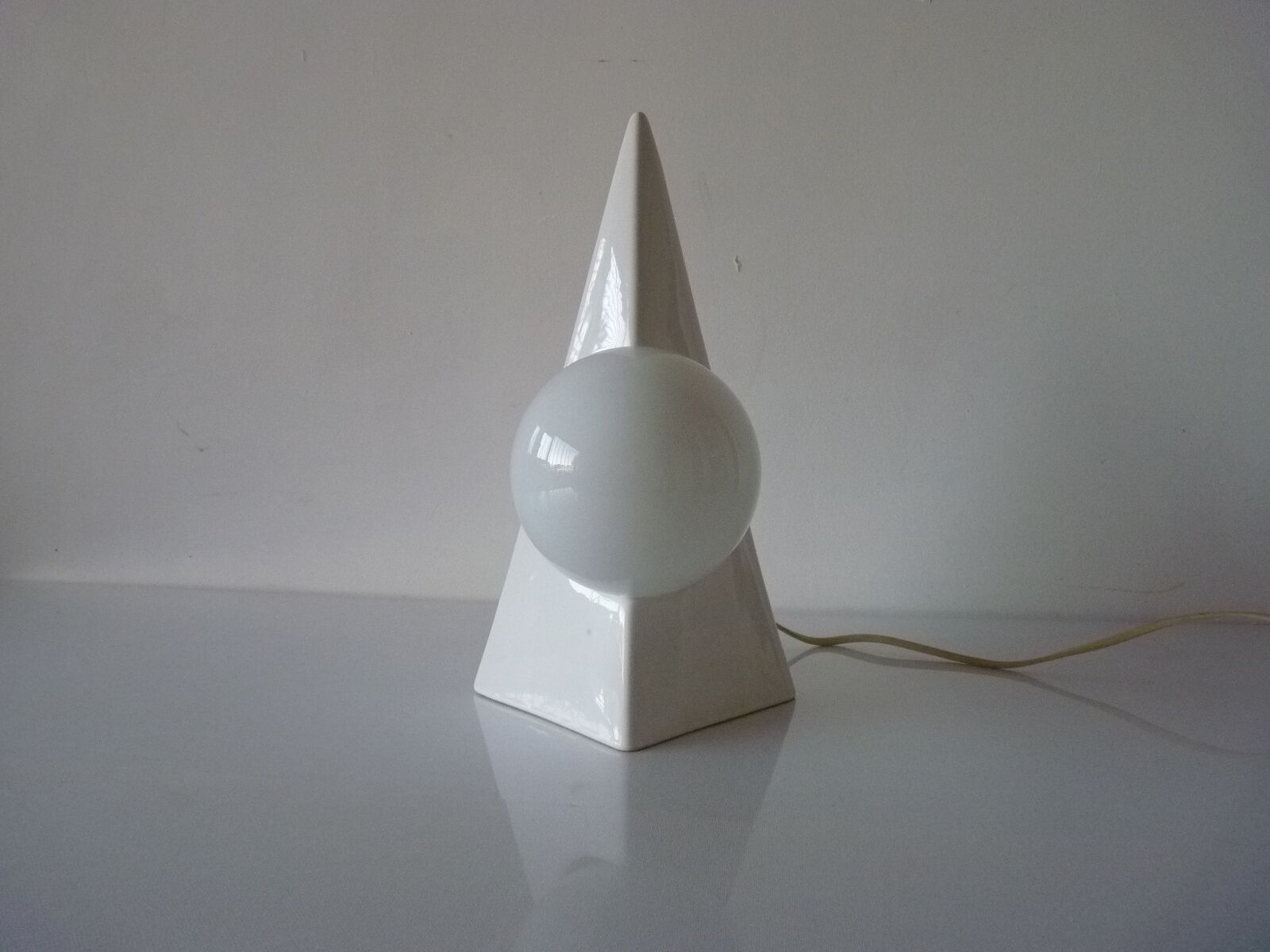 White ceramic piramid table lamp