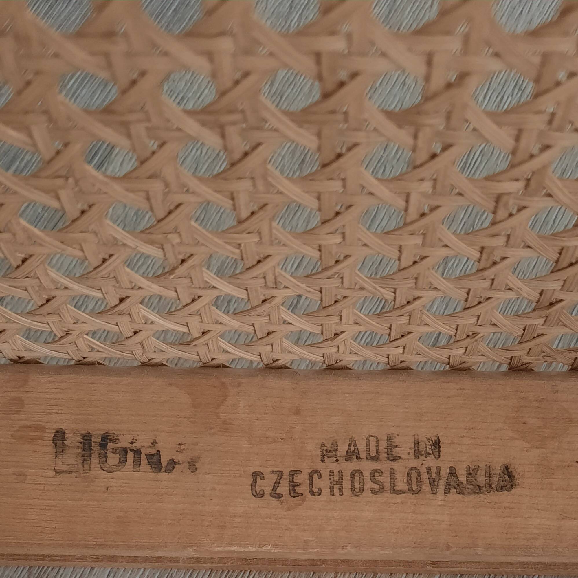 Suite de 4 chaises blondes Prague ou 811, Ligna, 1970