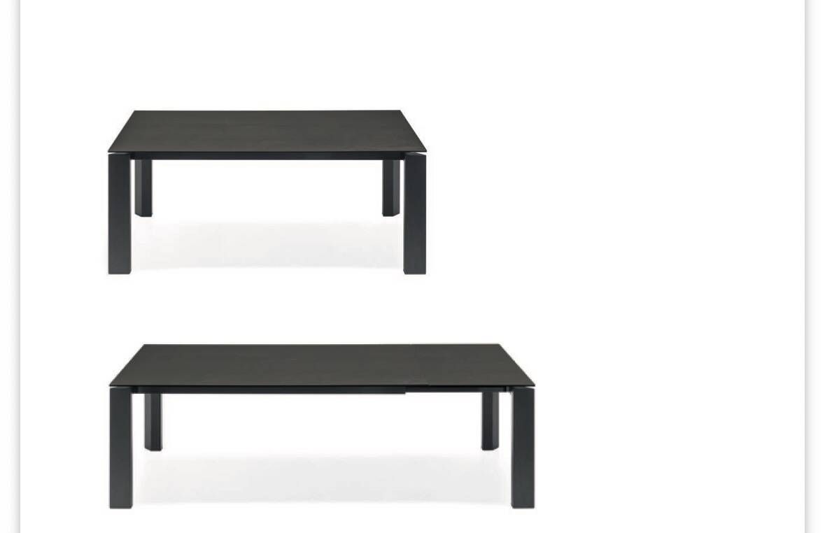 Extendable dining table