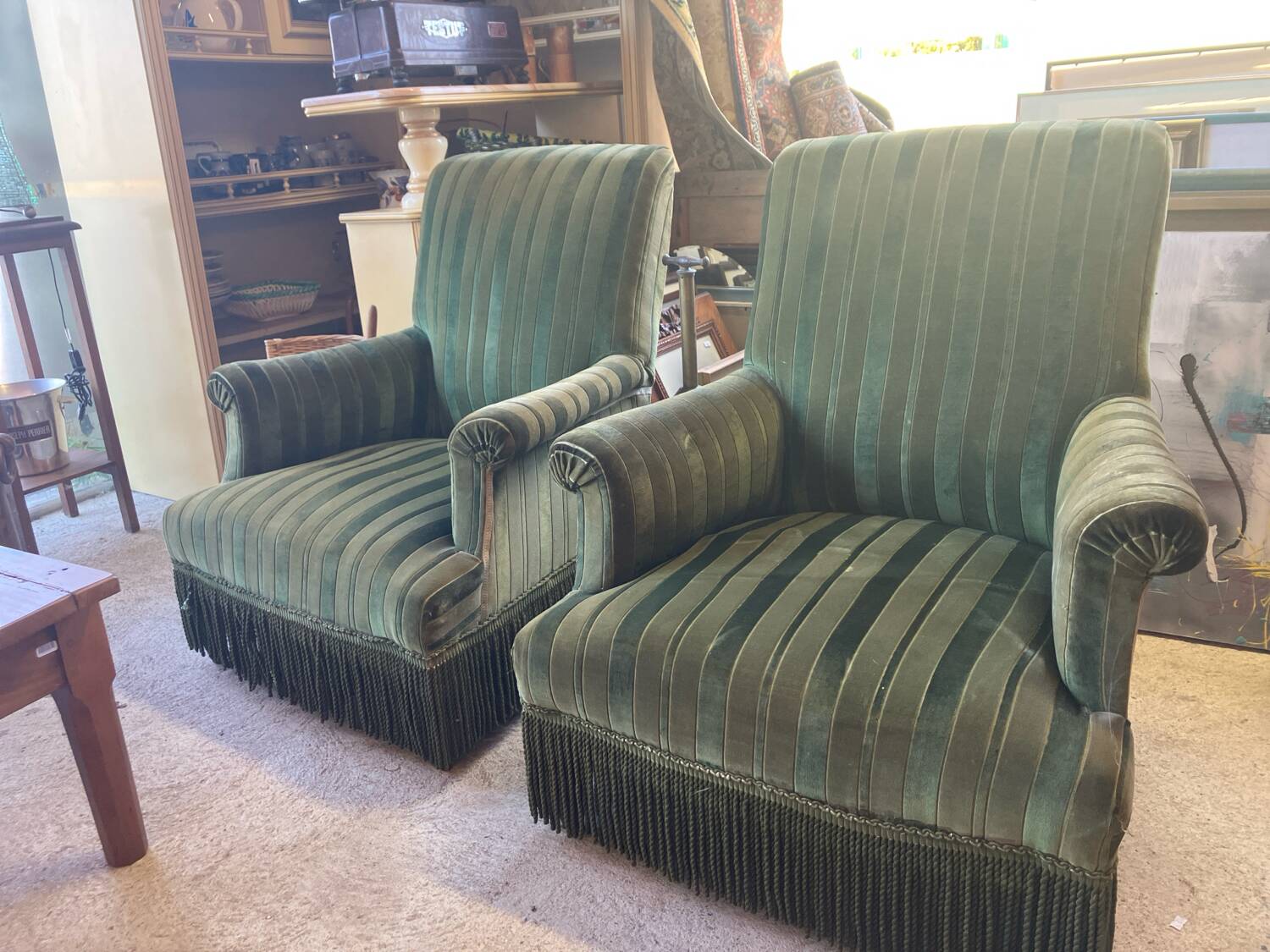 Set of two green velvet toad armchairs with fringe
