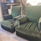 Lot de deux fauteuils crapaud velours vert à frange