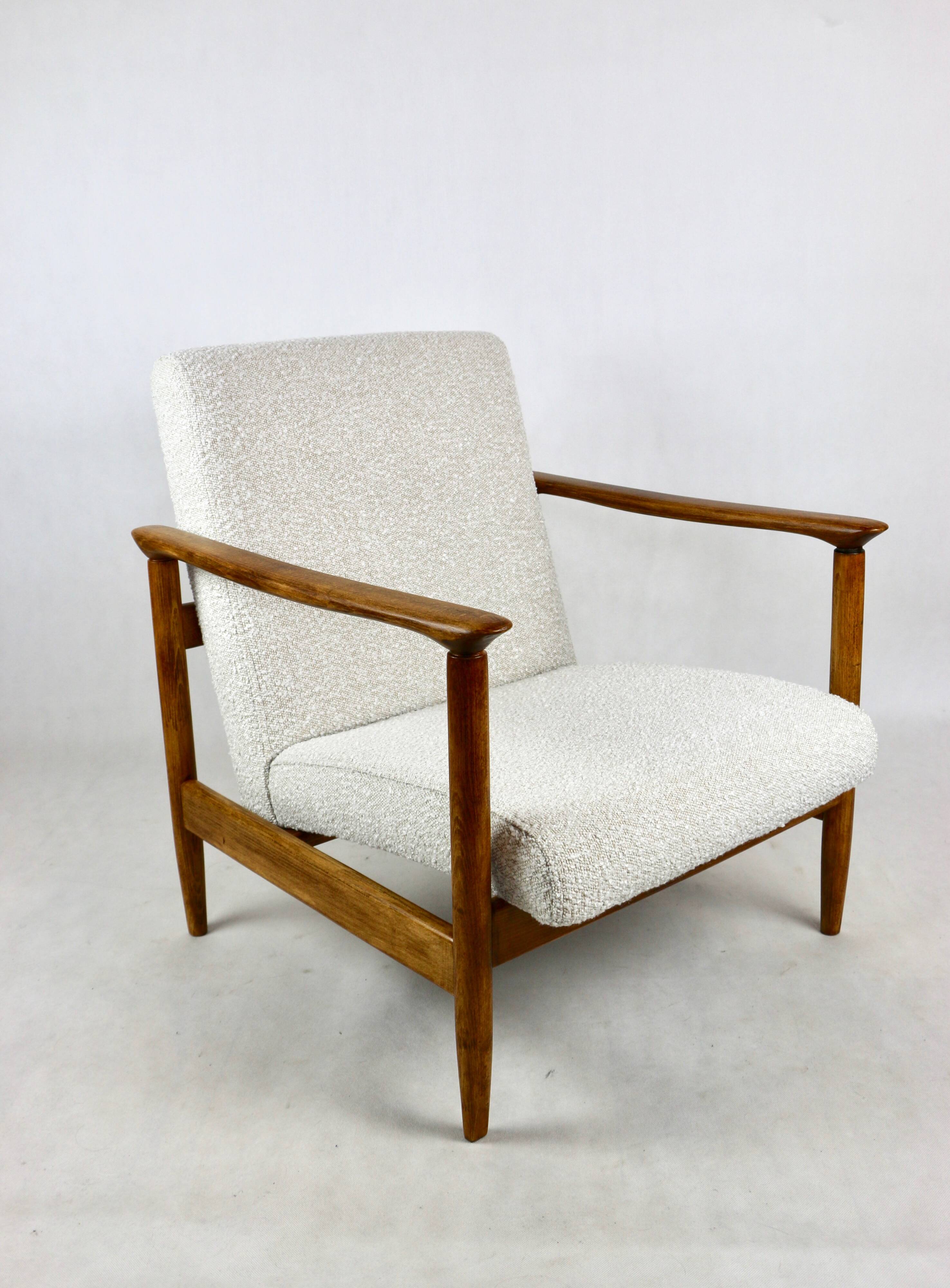 Fauteuil GFM-142, design par Edmund Homa des années 70, bouclé ivoire blanc - 2 pièces disponibles.