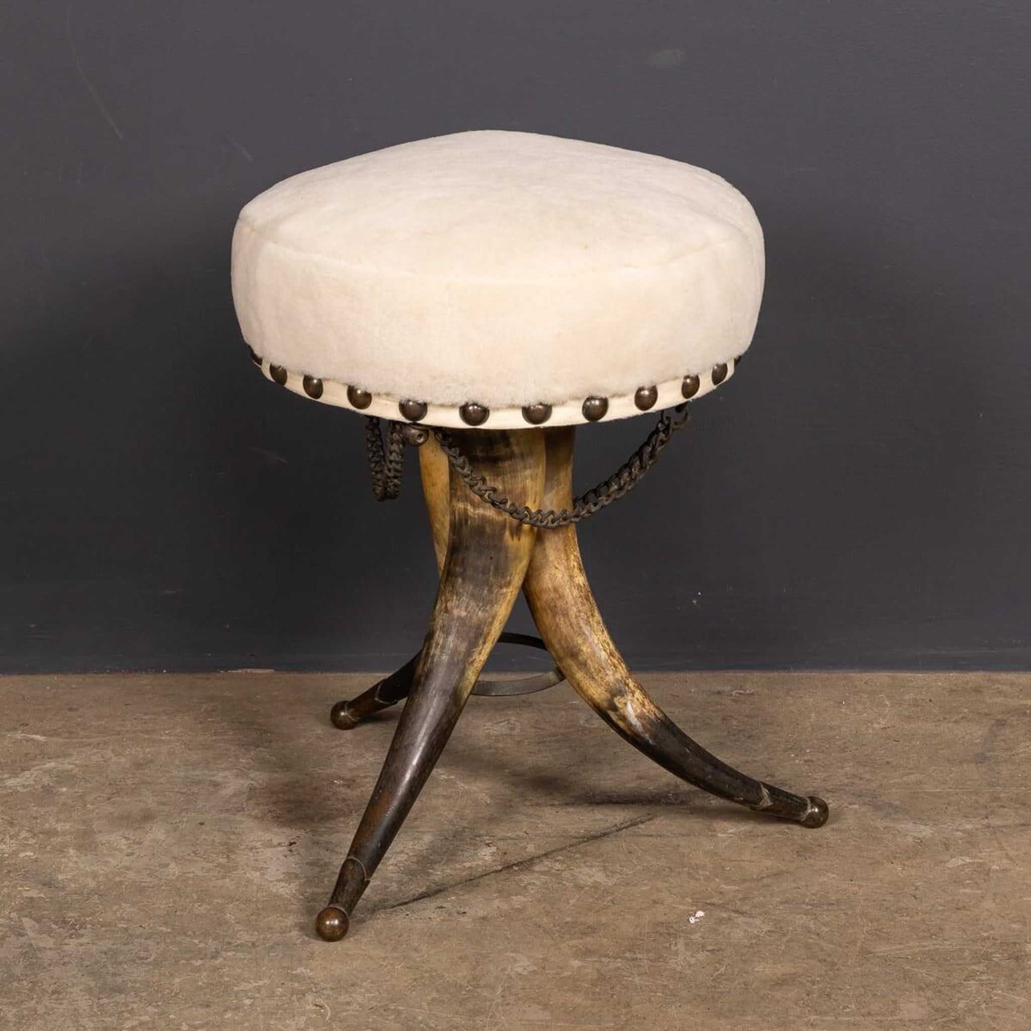 Tabouret en corne de vache victorien du 19e siècle vers 1890