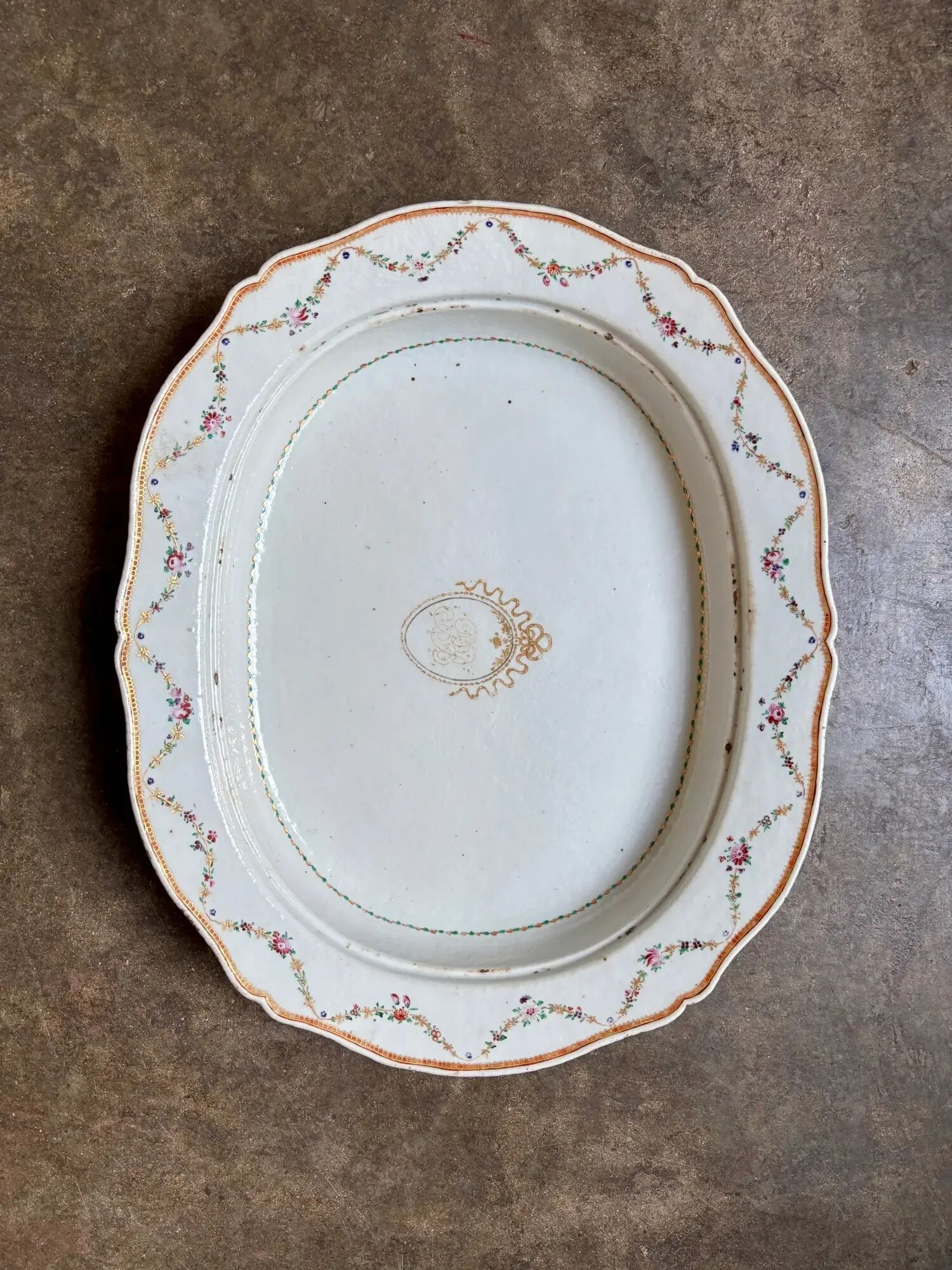 Oval and hollow dish from the East India Company in porcelain, 18th century.