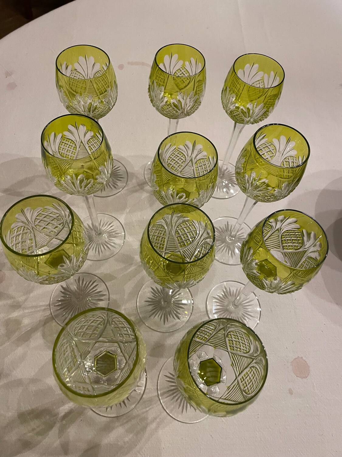 Lot de 11 grands verres à vin à pied en cristal