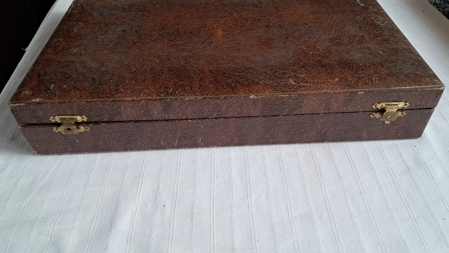 37-piece cutlery set in the liner style