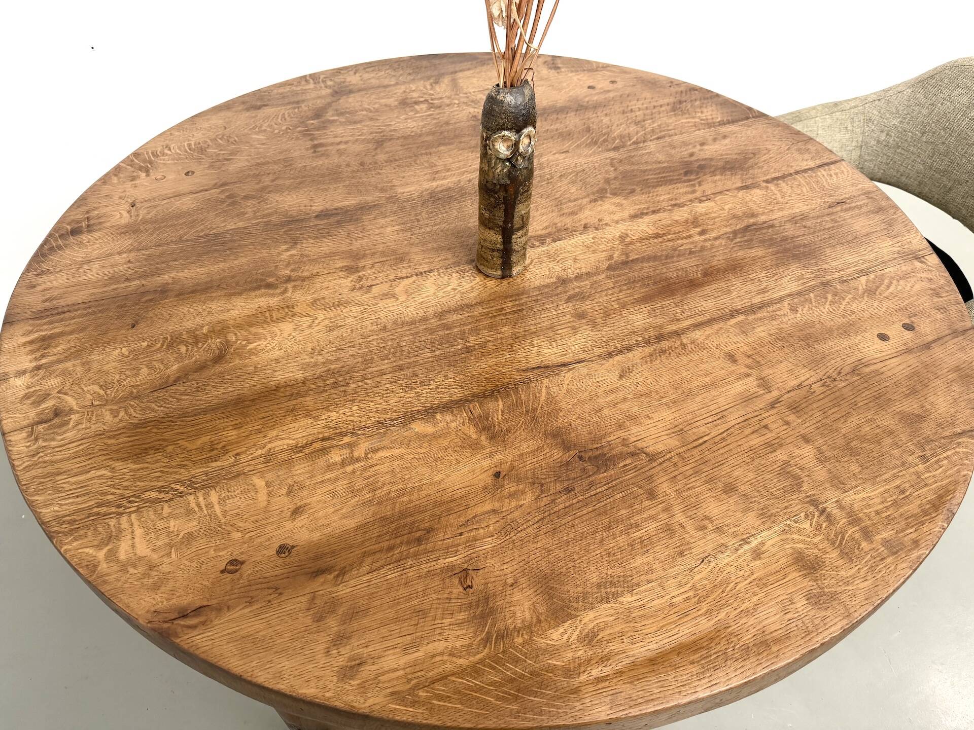 Table ronde moderniste chêne massif, piètement cylindrique pin, DLG Perrian