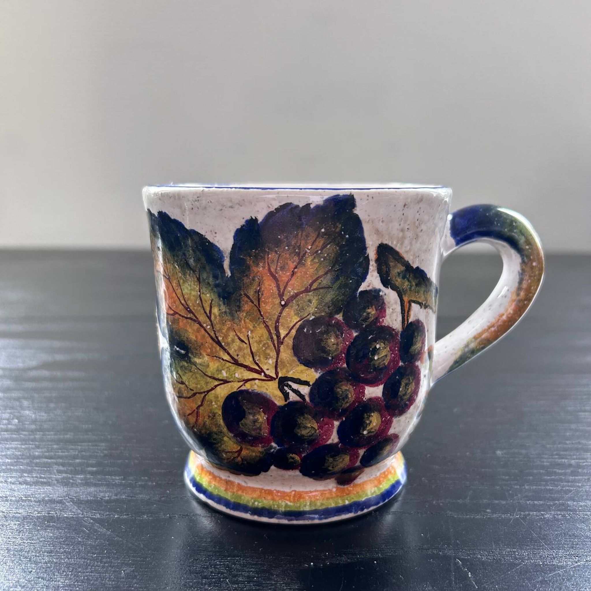 Mug décor raisin signé