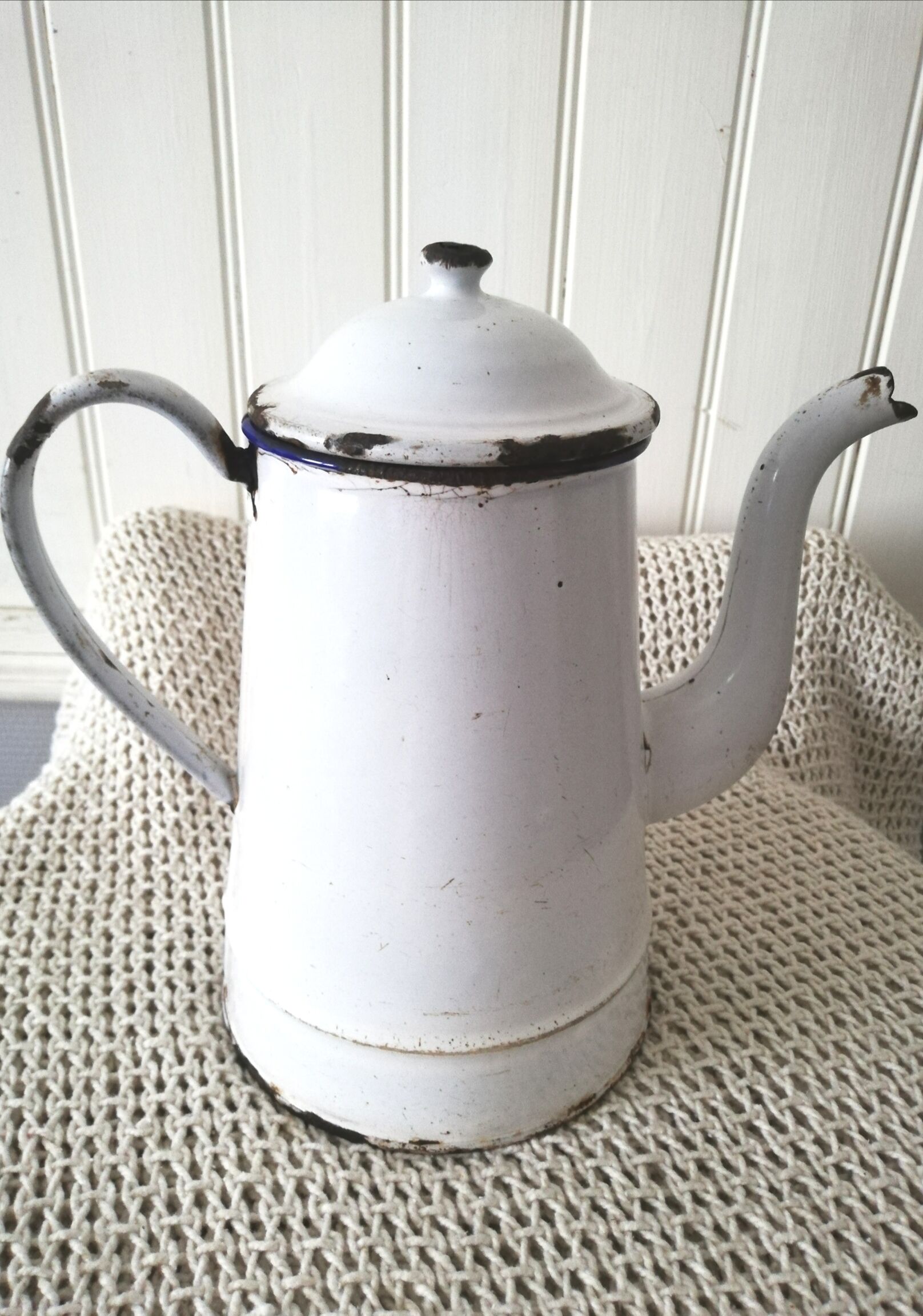 Ancienne cafetière en tôle émaillée