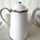 Ancienne cafetière en tôle émaillée