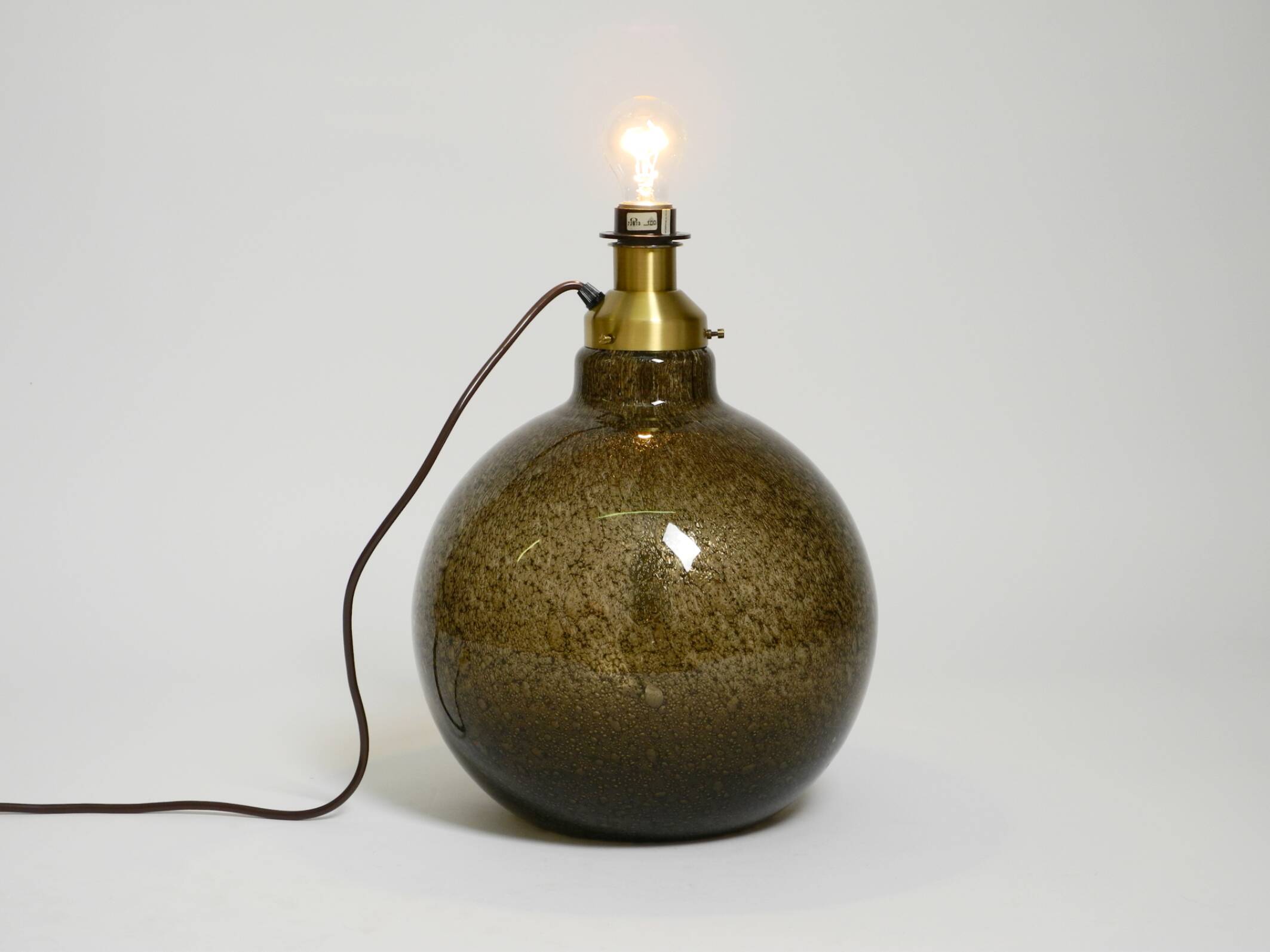 Grande lampe de table Putzler élégante des années 1970 avec corps en verre illuminé.