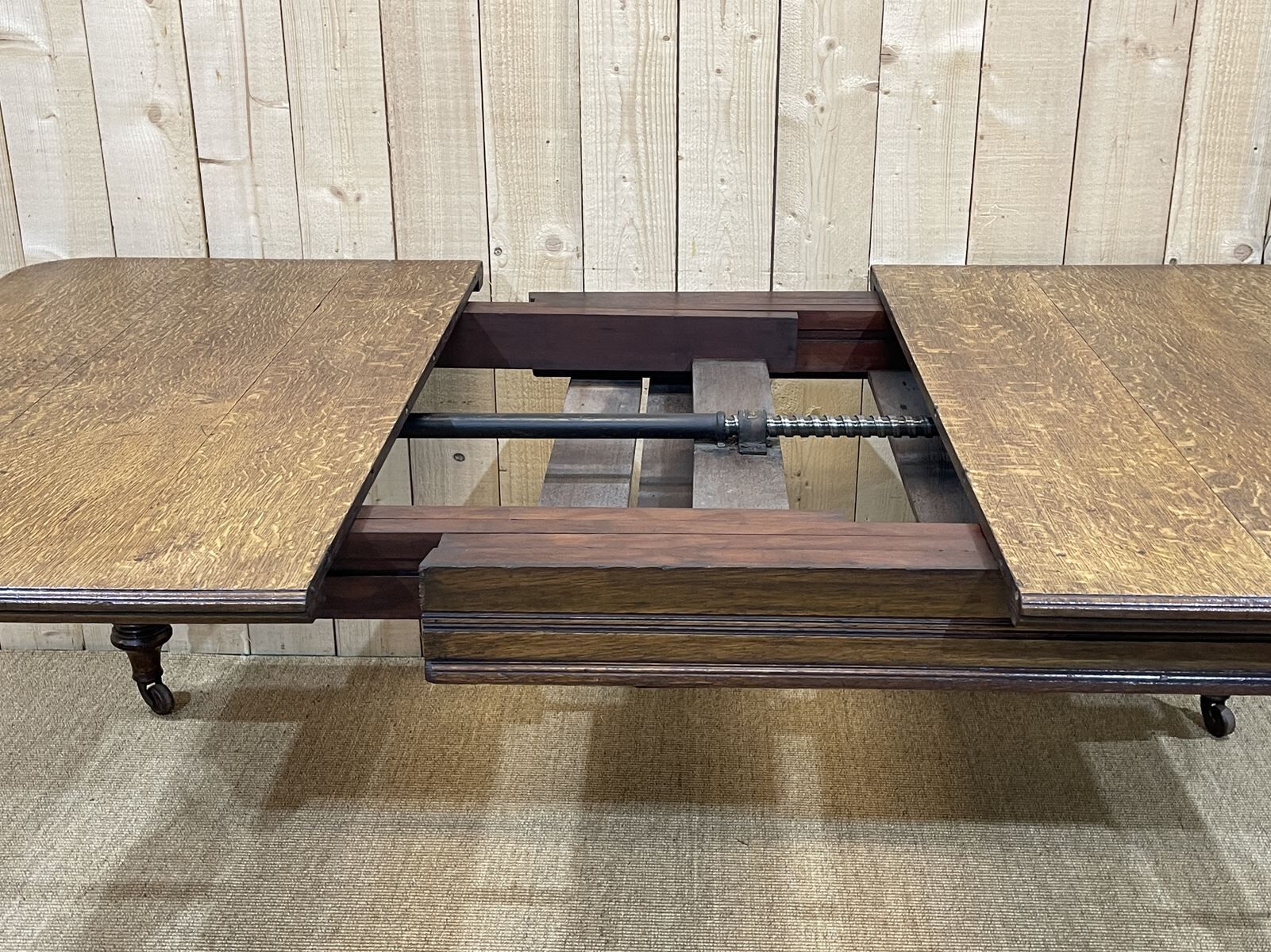 English nineteenth oak table with 1 crank extension