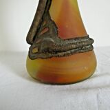 Vase soliflore art nouveau en pate de verre jaune et armature metalique