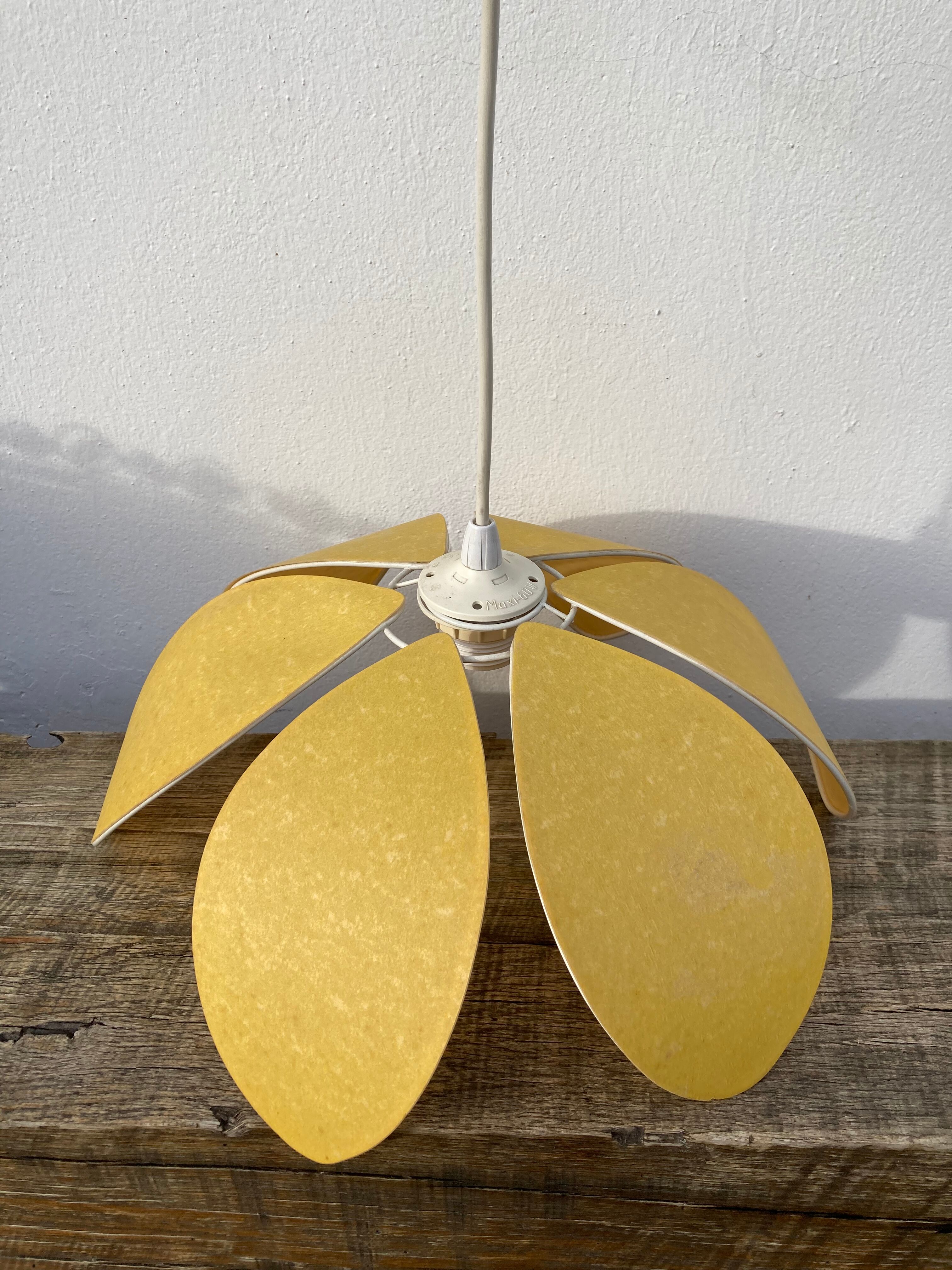 Suspension flower petal yellow vintage 70s
