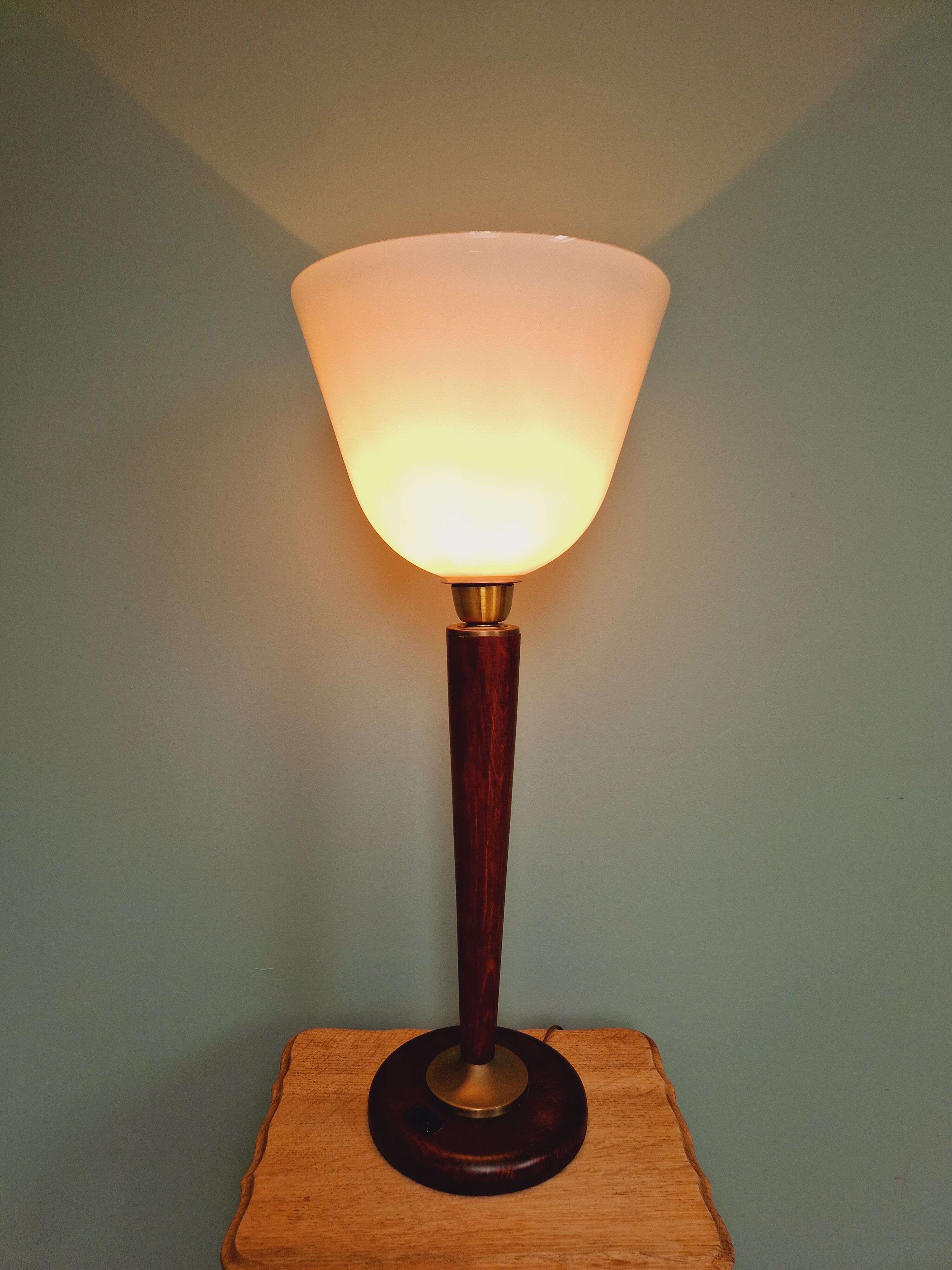 Large Art Deco lamp, in mahogany and opaline wood, 1920s-30s