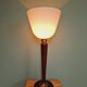 Lampe Art Déco, en bois acajou et opaline, années 1920-30