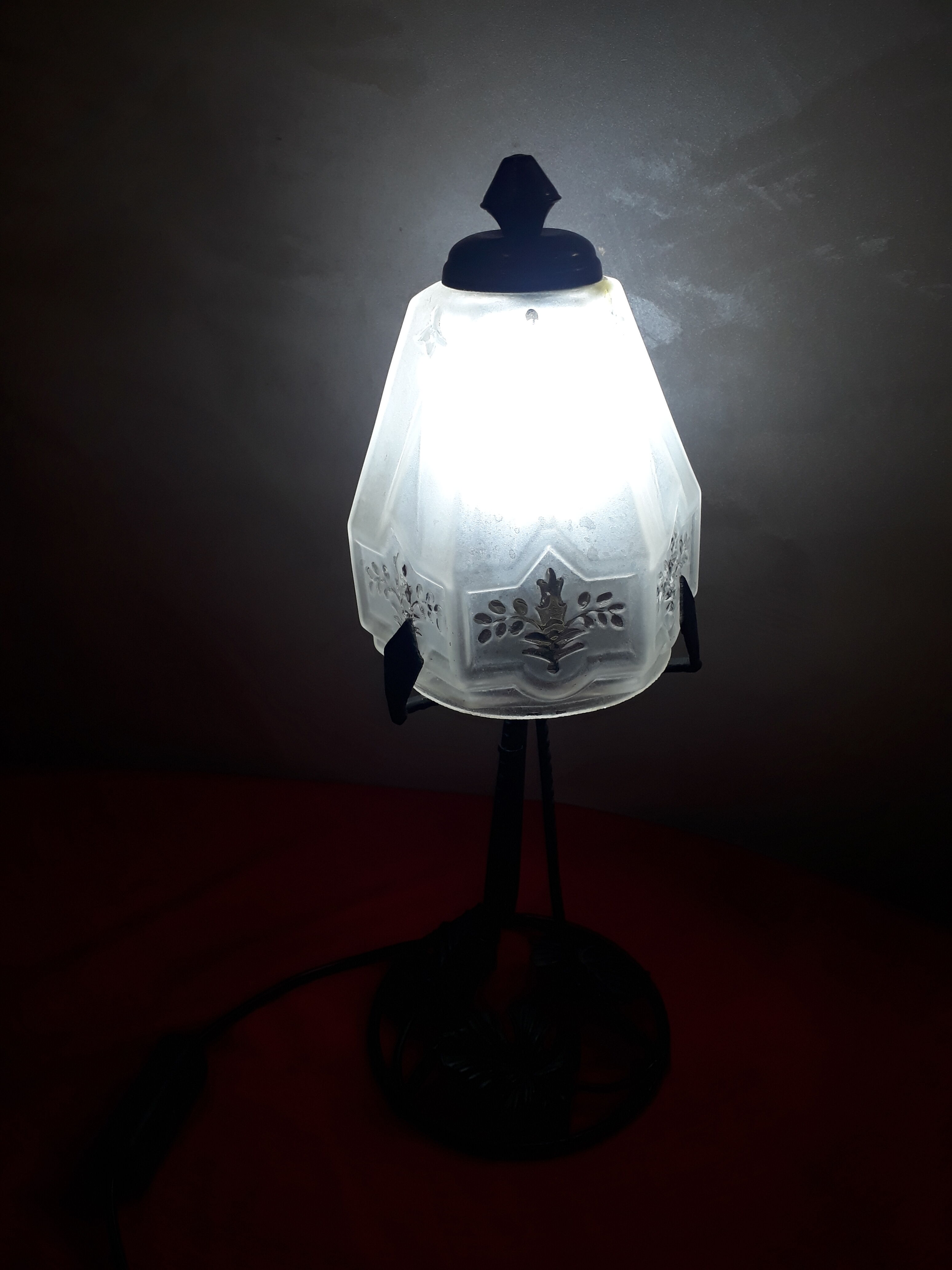 Wrought iron lamp and its opaque molded glass 1900 has 30 art deco electricity to the standard