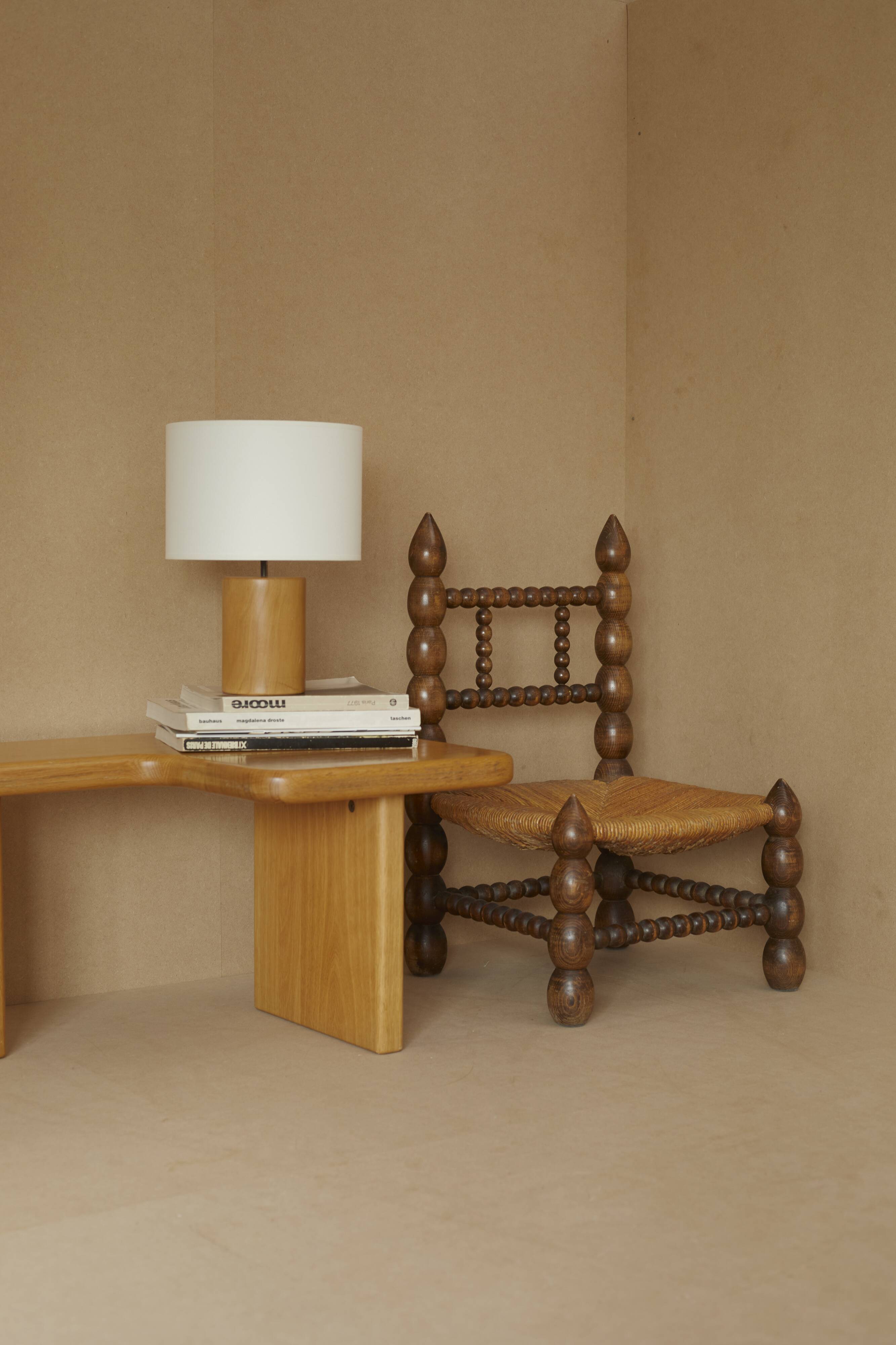 Chaise basse en bois (chêne) et paille circa 1950