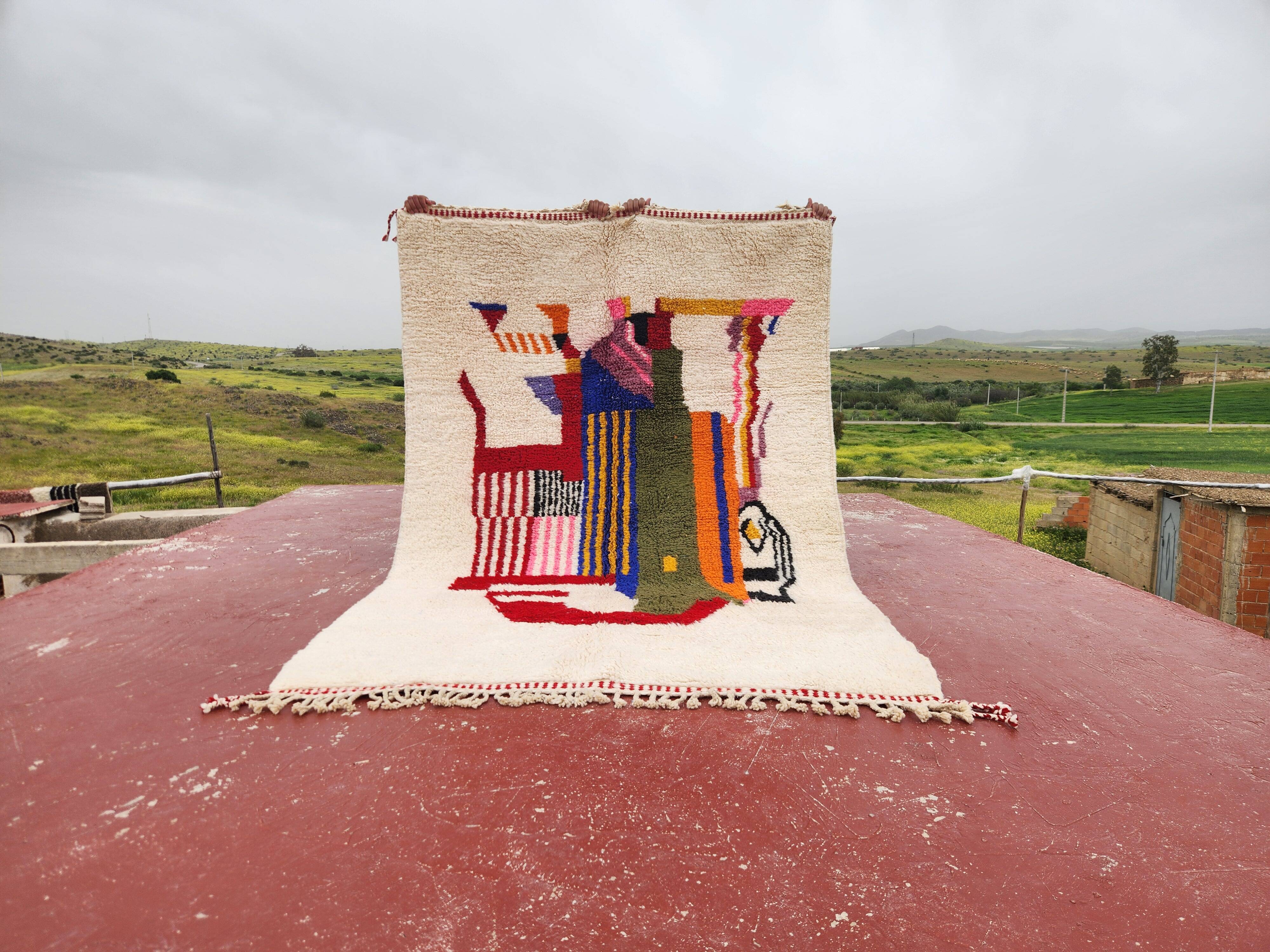 Tapis berbère artistique 243x156 cm – Laine écrue & motifs abstraits coloré