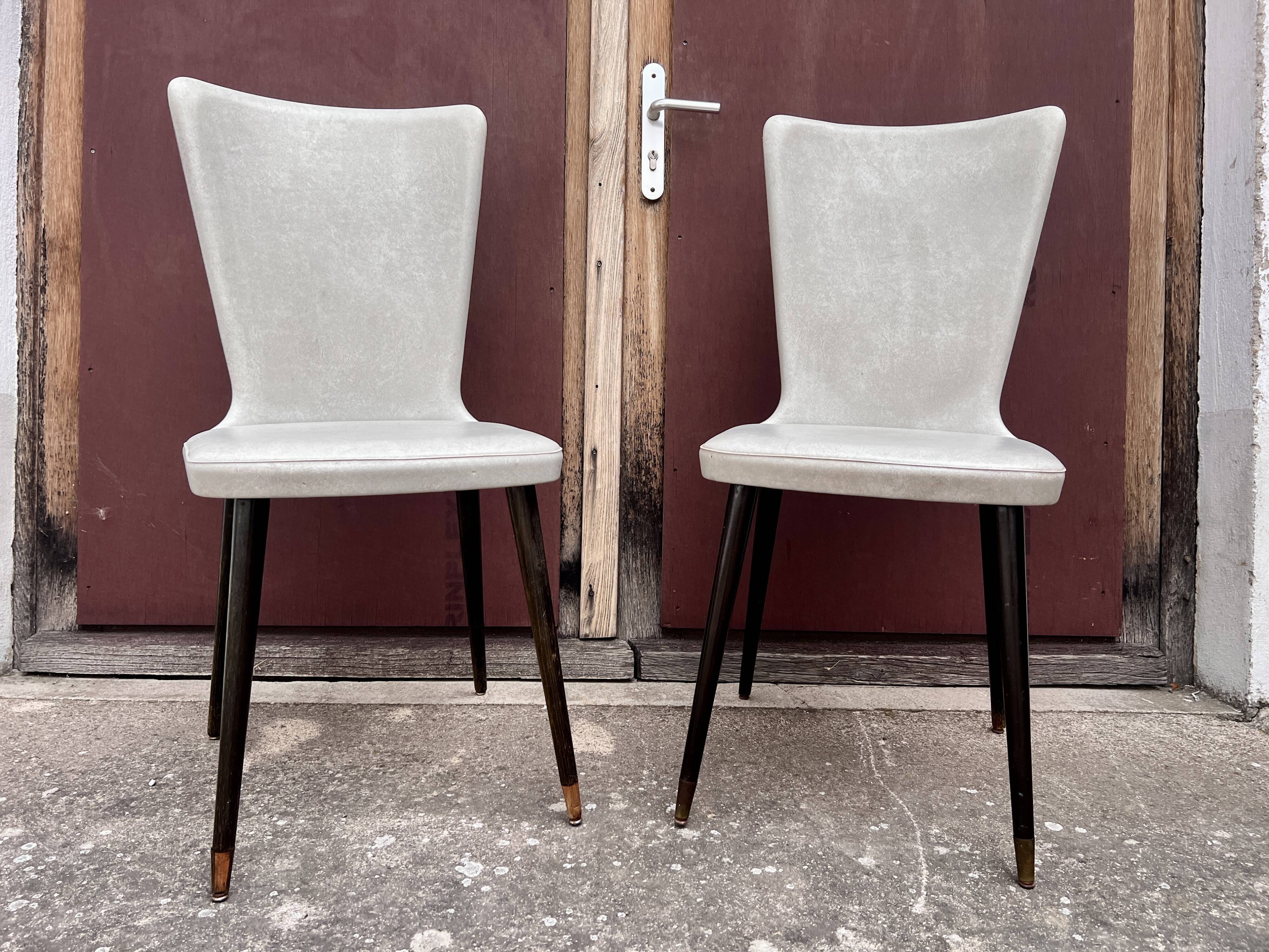 Pair of Chairs Baumann model Essor in imitation white leather, beech compass base