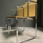Une paire de chaises Hopmi de Gerrit Thomas Rietveld