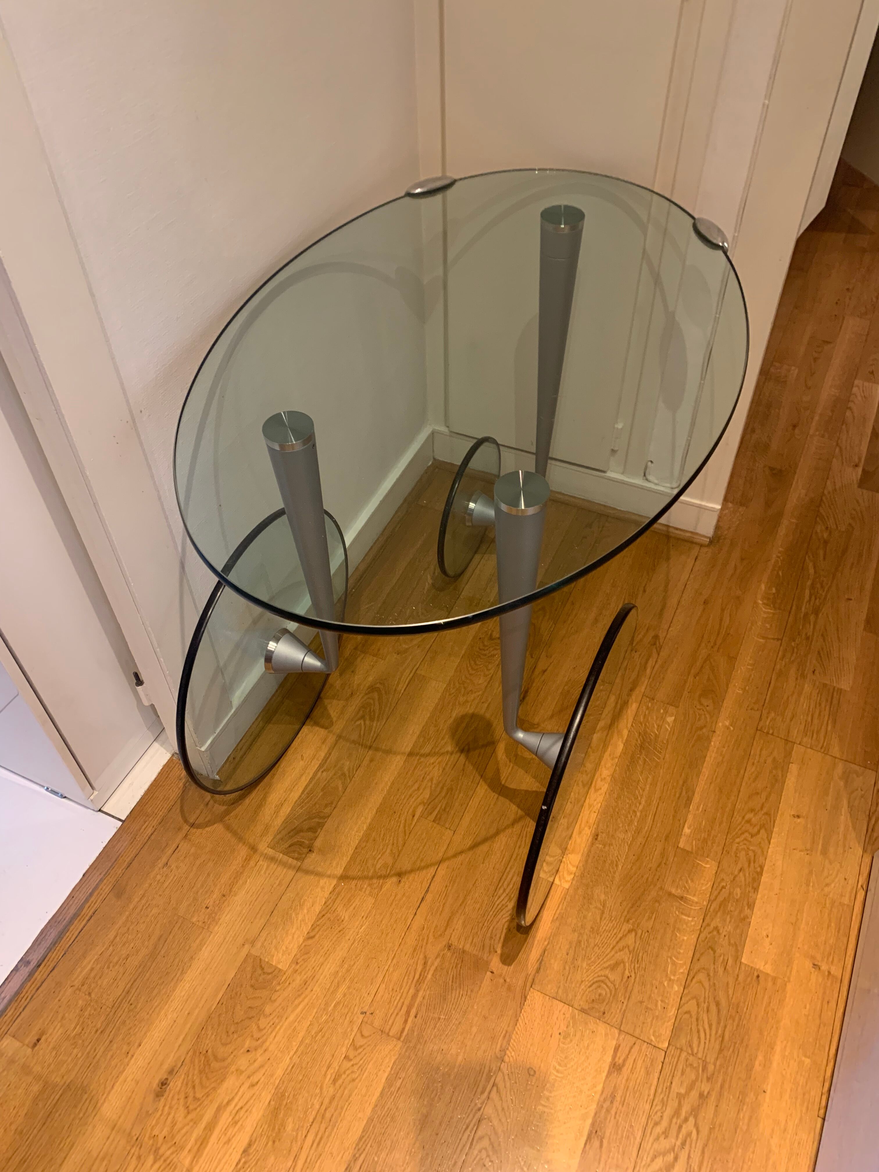 Table d’appoint design en verre et métal