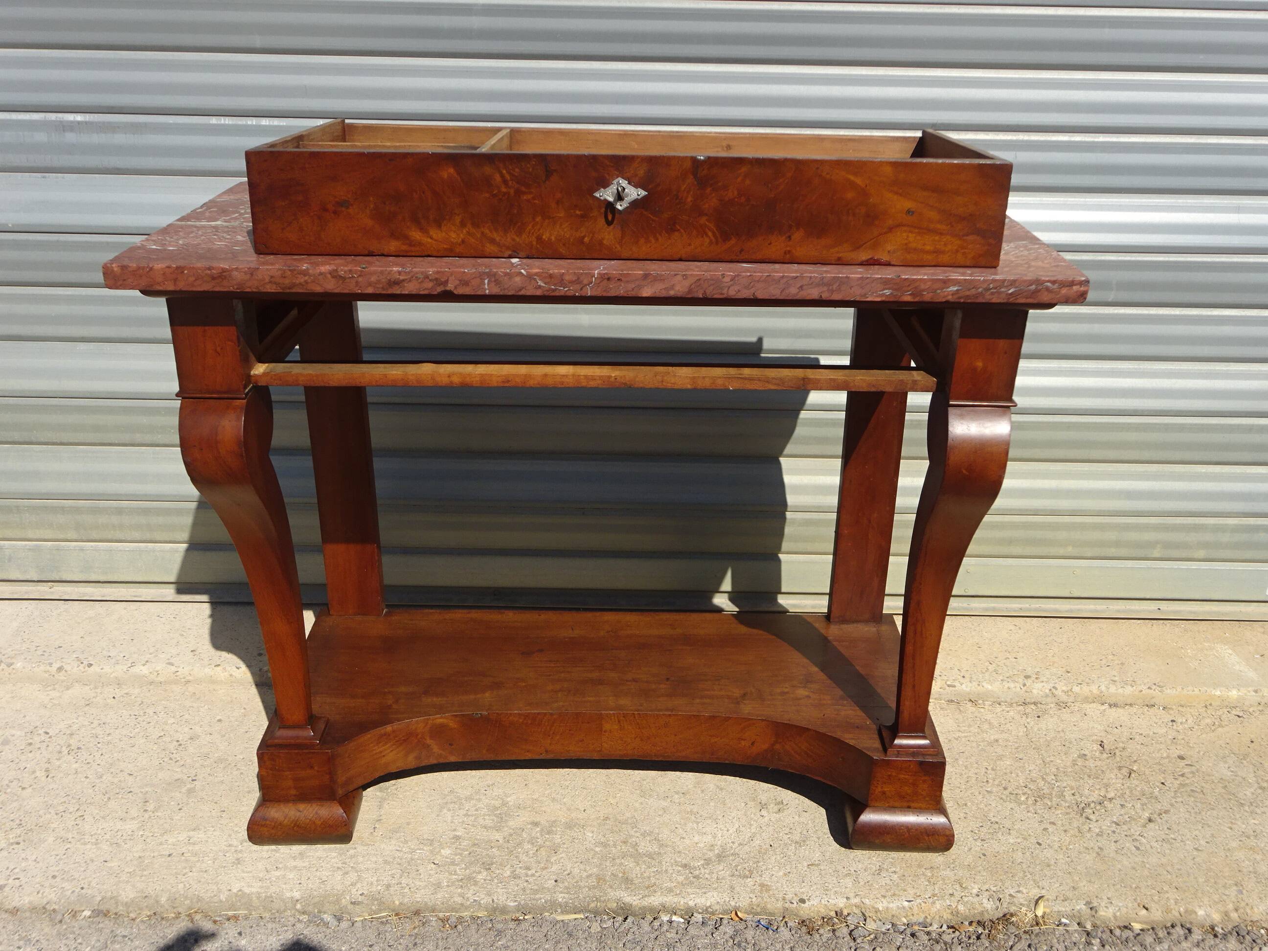 Console époque Restauration, style  Charles X en noyer avec marbre griotte