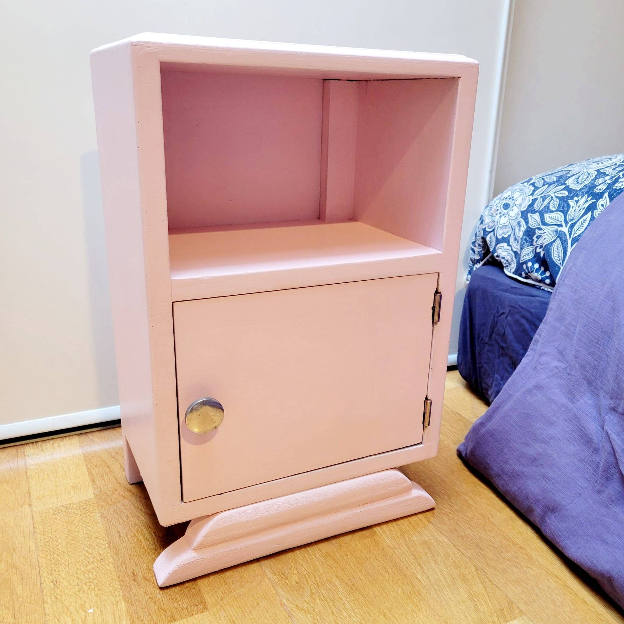 Petit chevet art déco rose