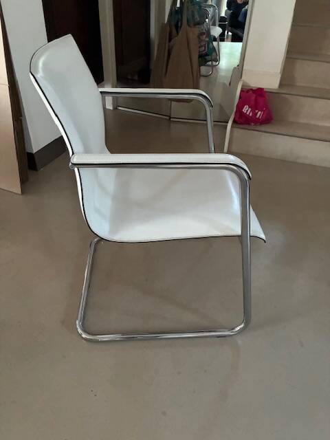 1 lot of 4 white leather office chairs