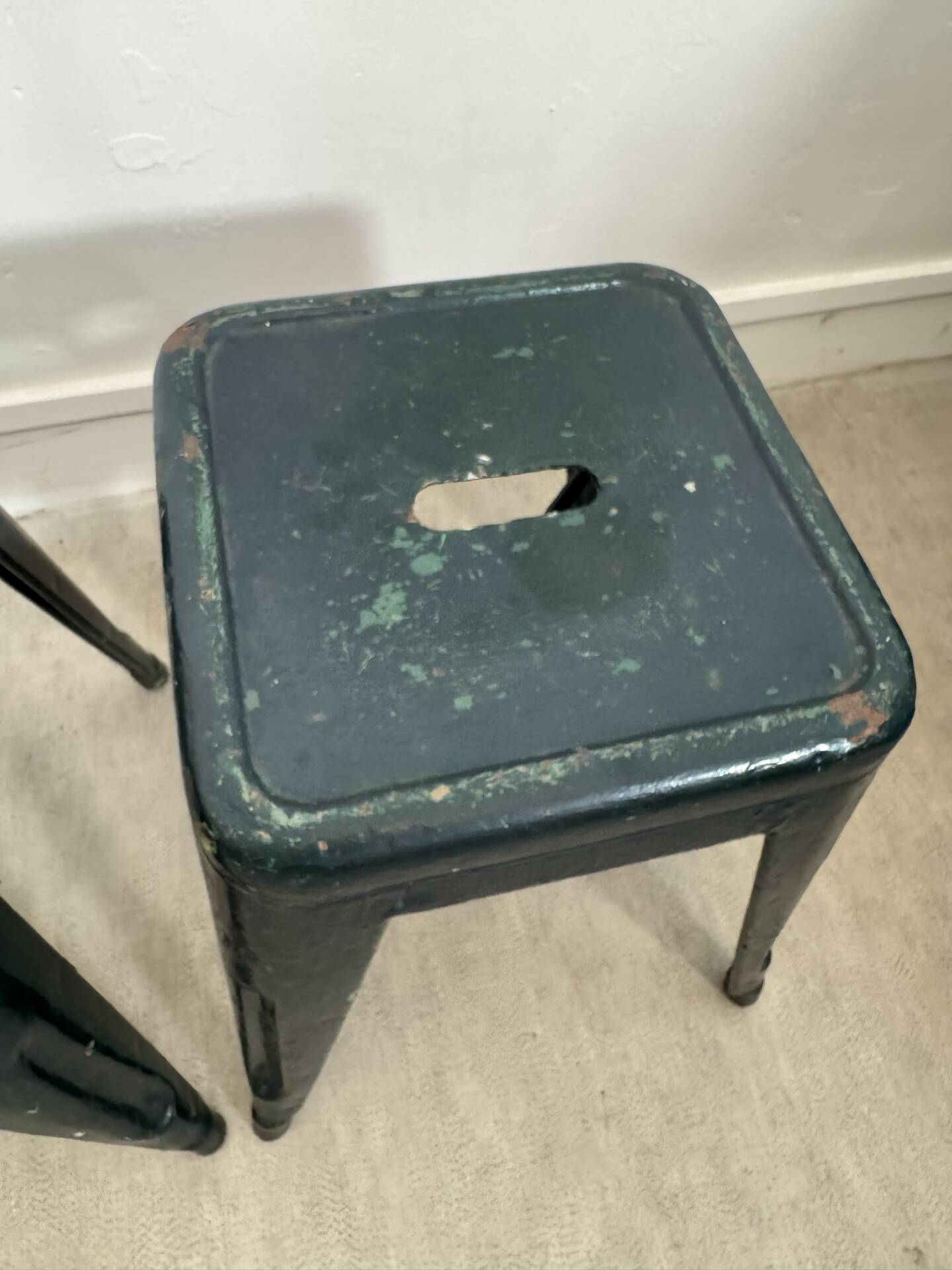 Paire de tabourets Tolix vert foncé