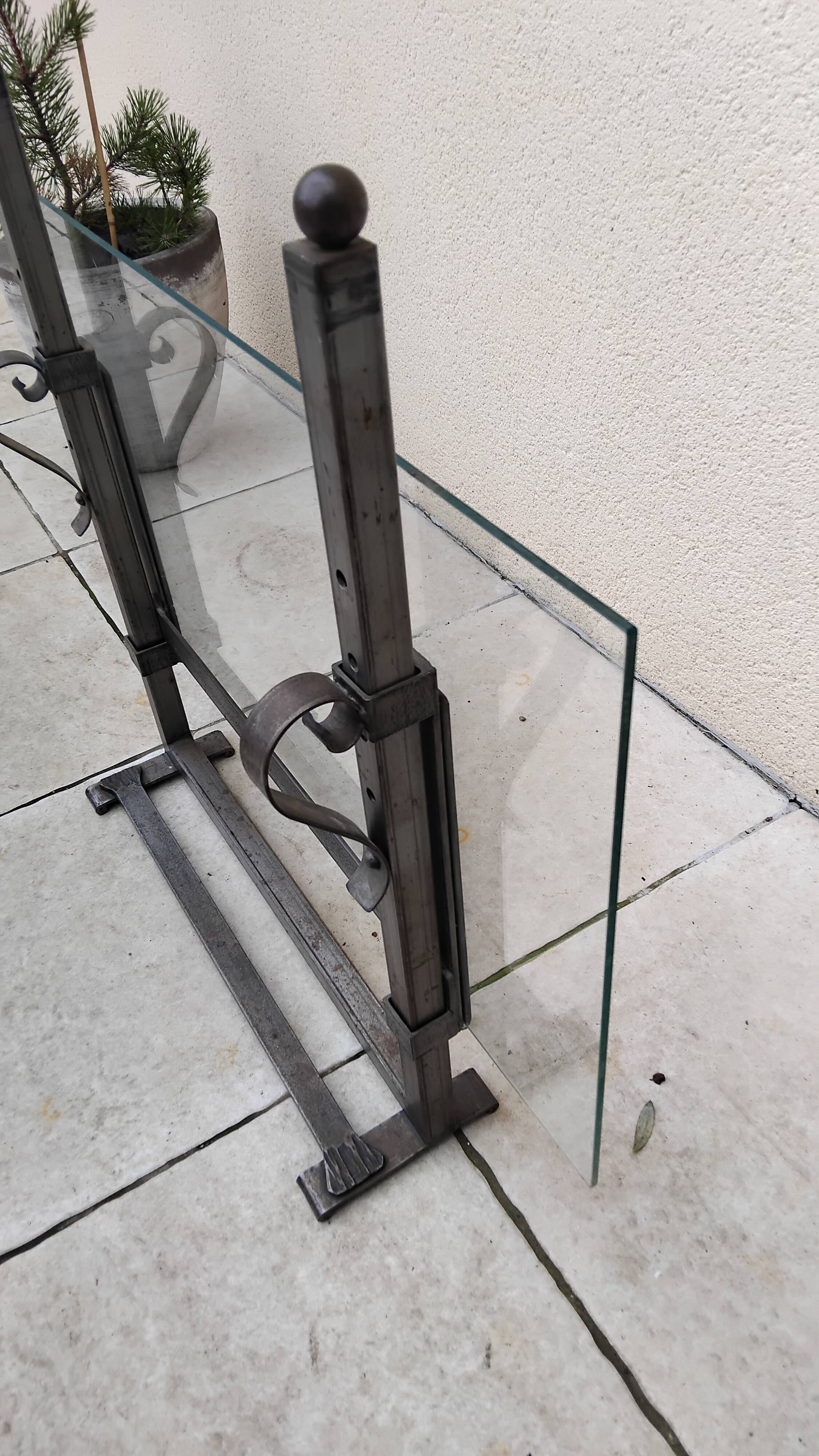 Pare feu verre et fer forgé médiéval ancien