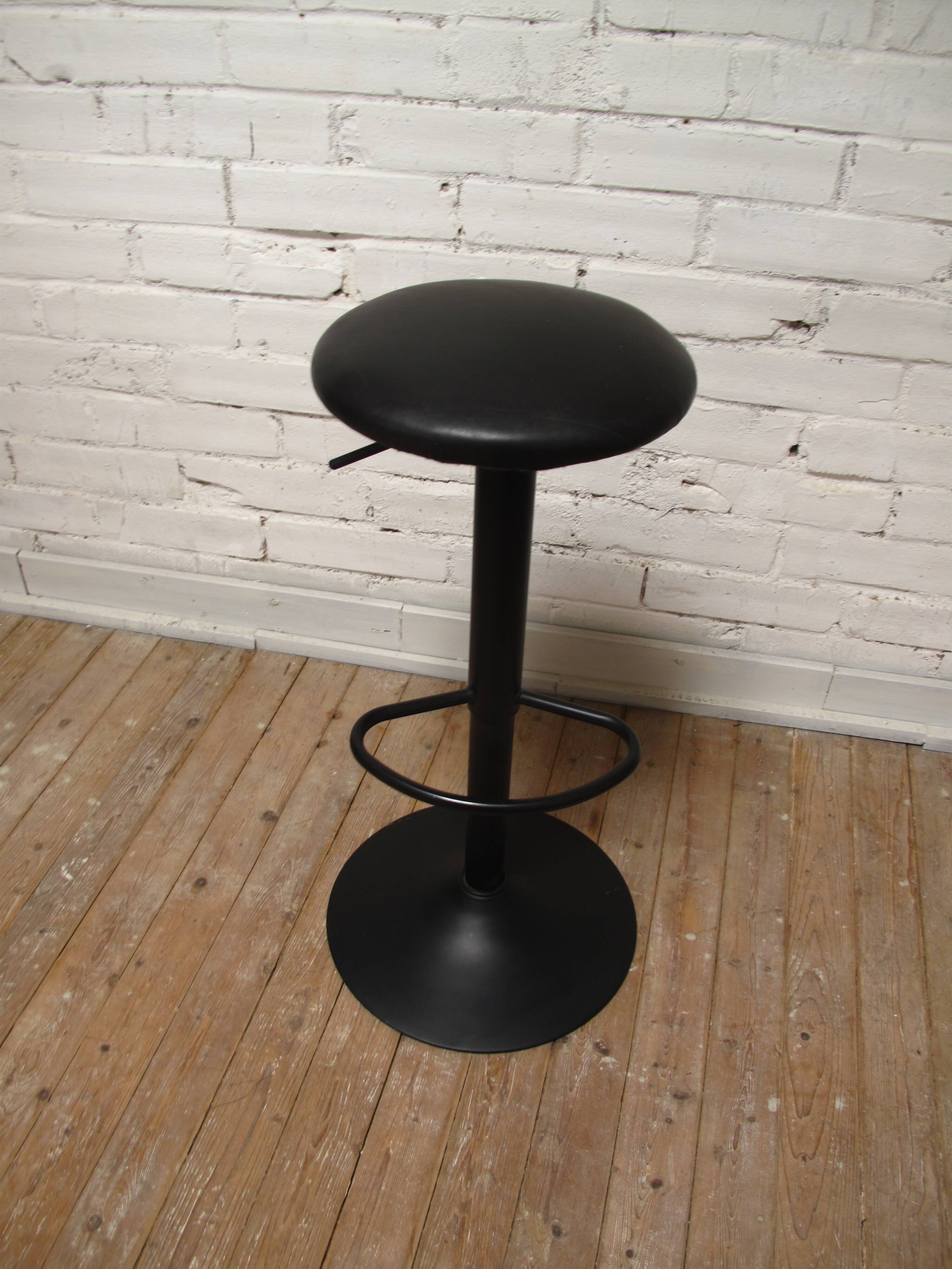 Bar stool seated leather and foot metal