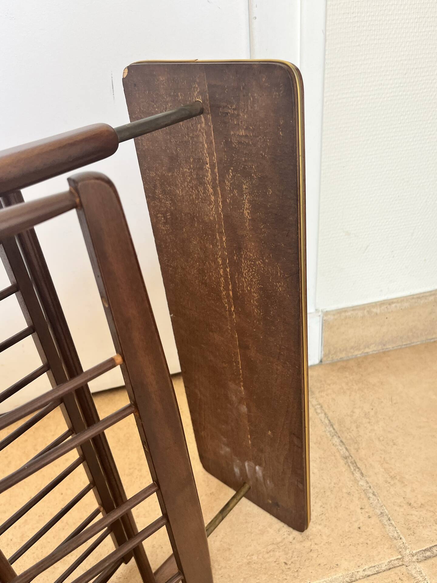 Folding magazine rack with shelf
