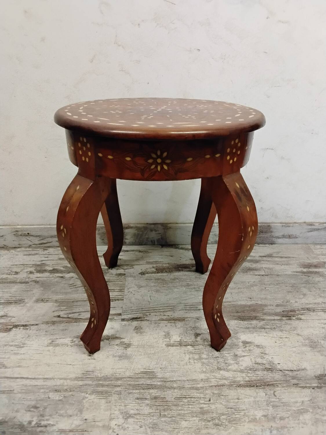 Small side table, pedestal table