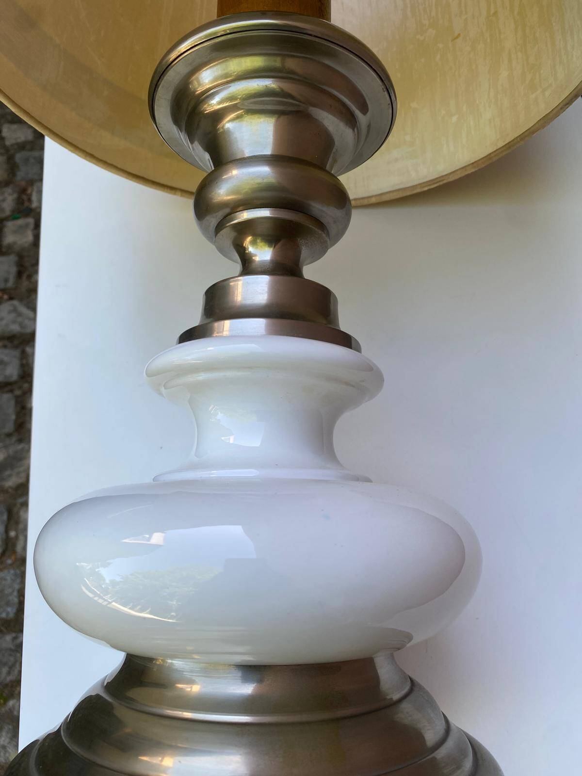 Vintage lamp in gold metal and white opal from the 1970s.