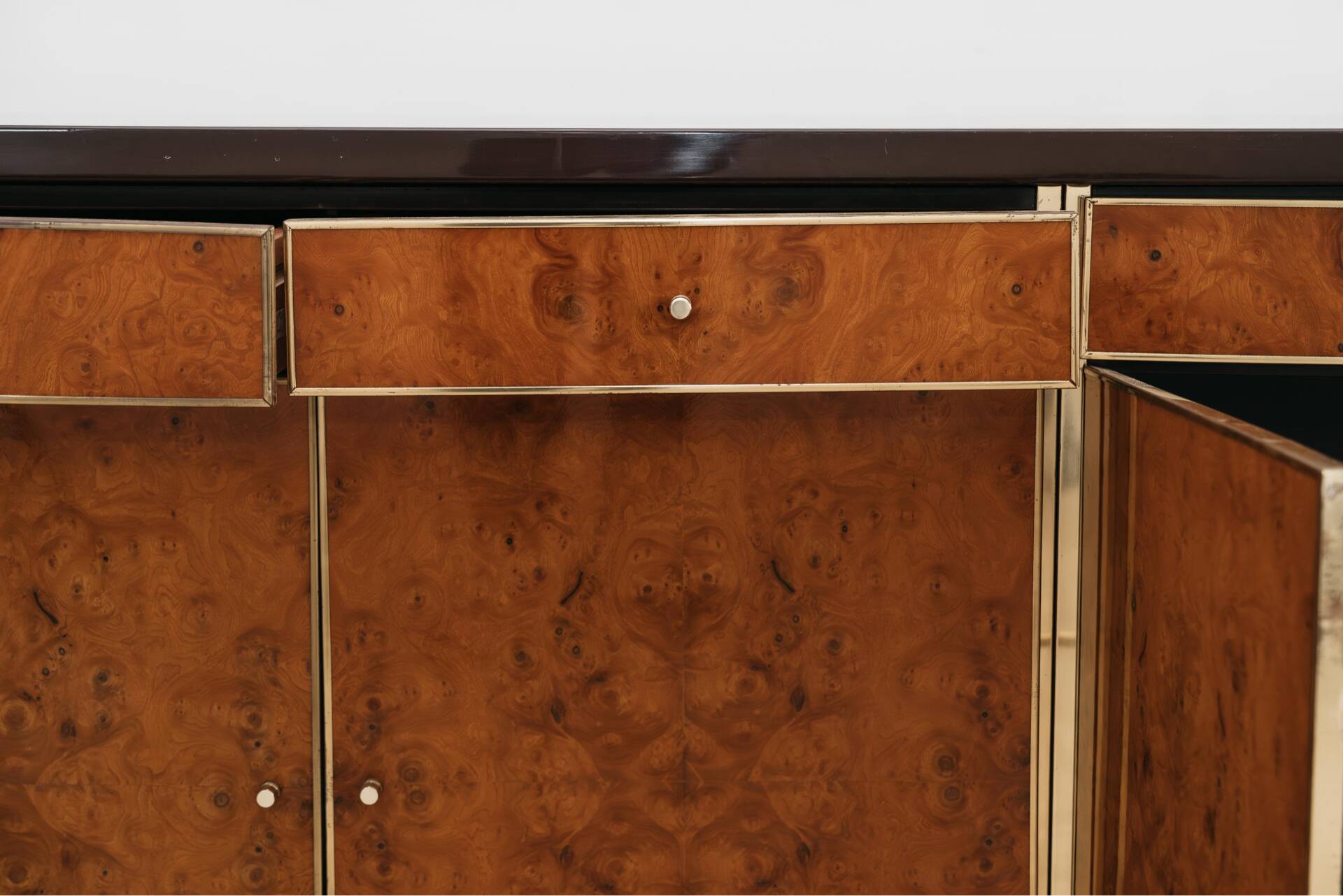 Buffet en radica et métal doré moderniste des années 70