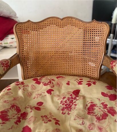 Paire de fauteuils cannés style Louis XV en bois sculpté