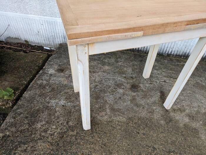 Extendable table, extendable table