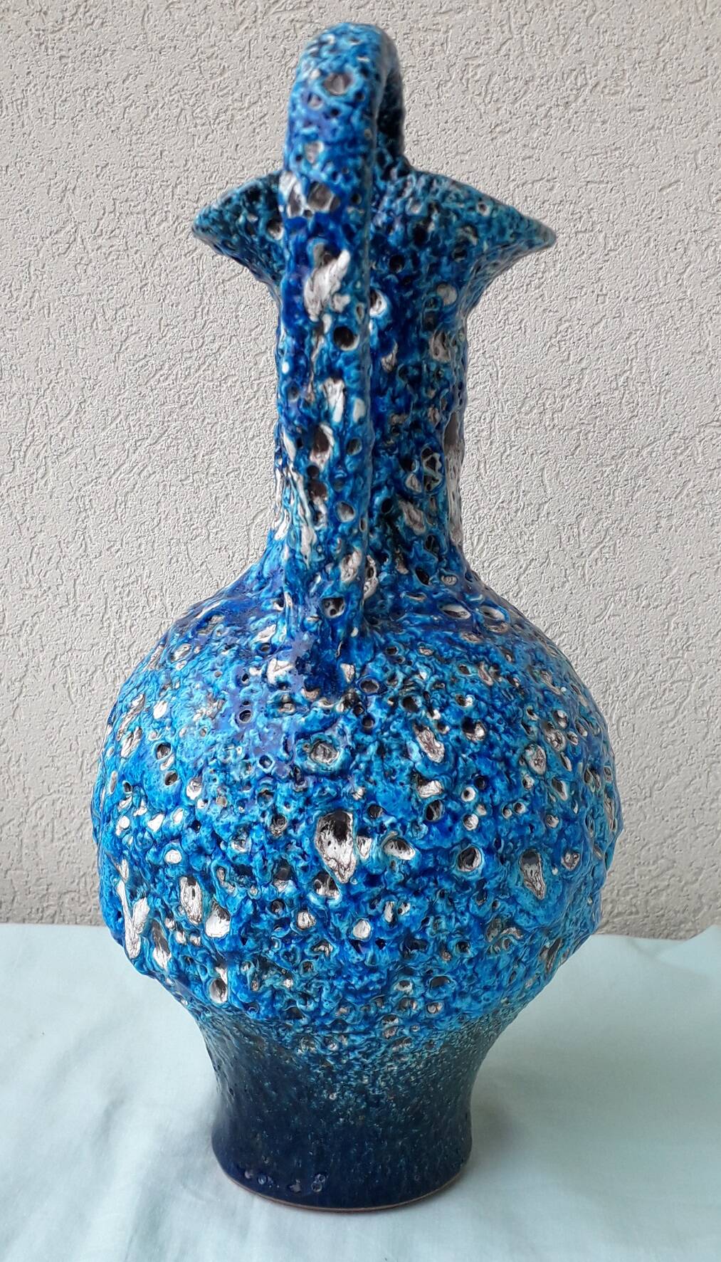 Pichet bleu en céramique fat lava