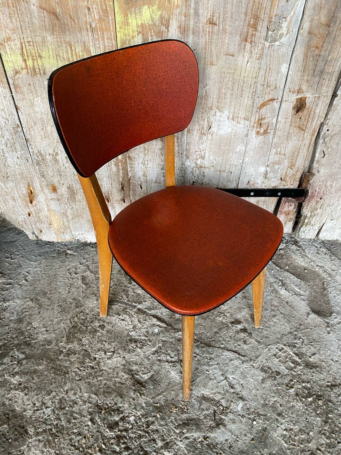 Ancienne Chaise Bois Pieds compas Vinyle Rouge Années 60