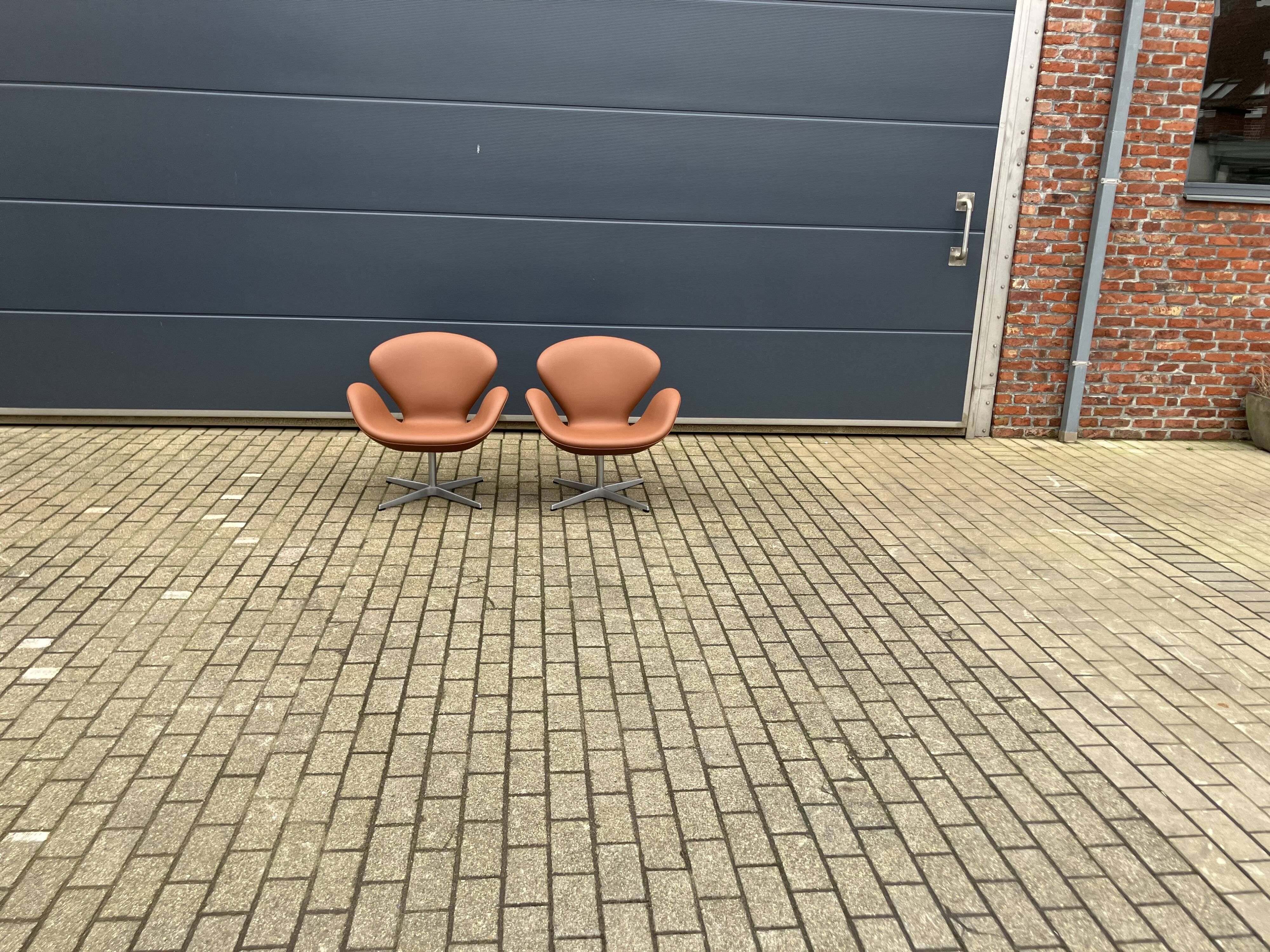 2x Fritz Hansen Swan chair by Arne Jacobsen, NEW condition!!