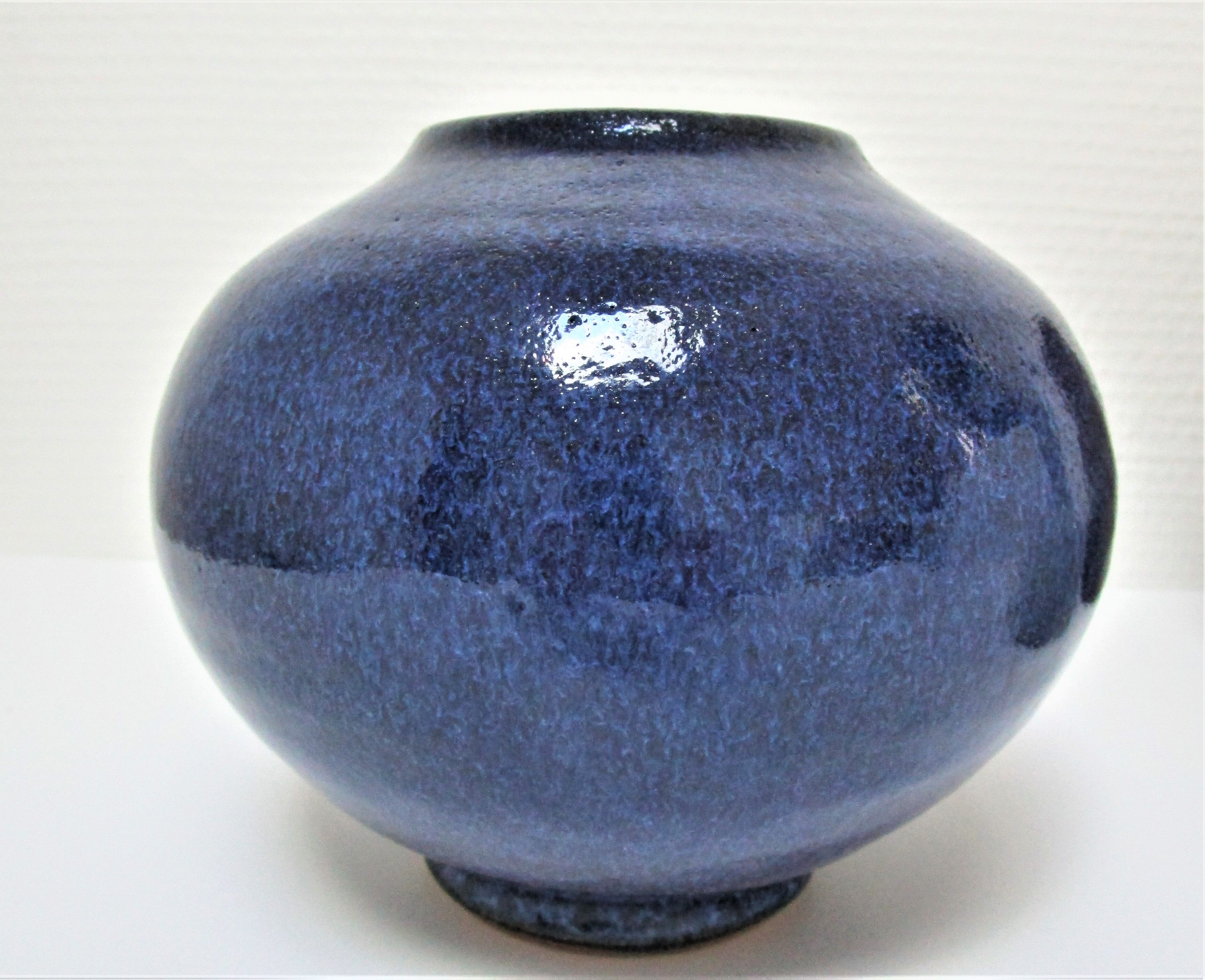 Trio de vases en grès émaillé bleu brun et blanc