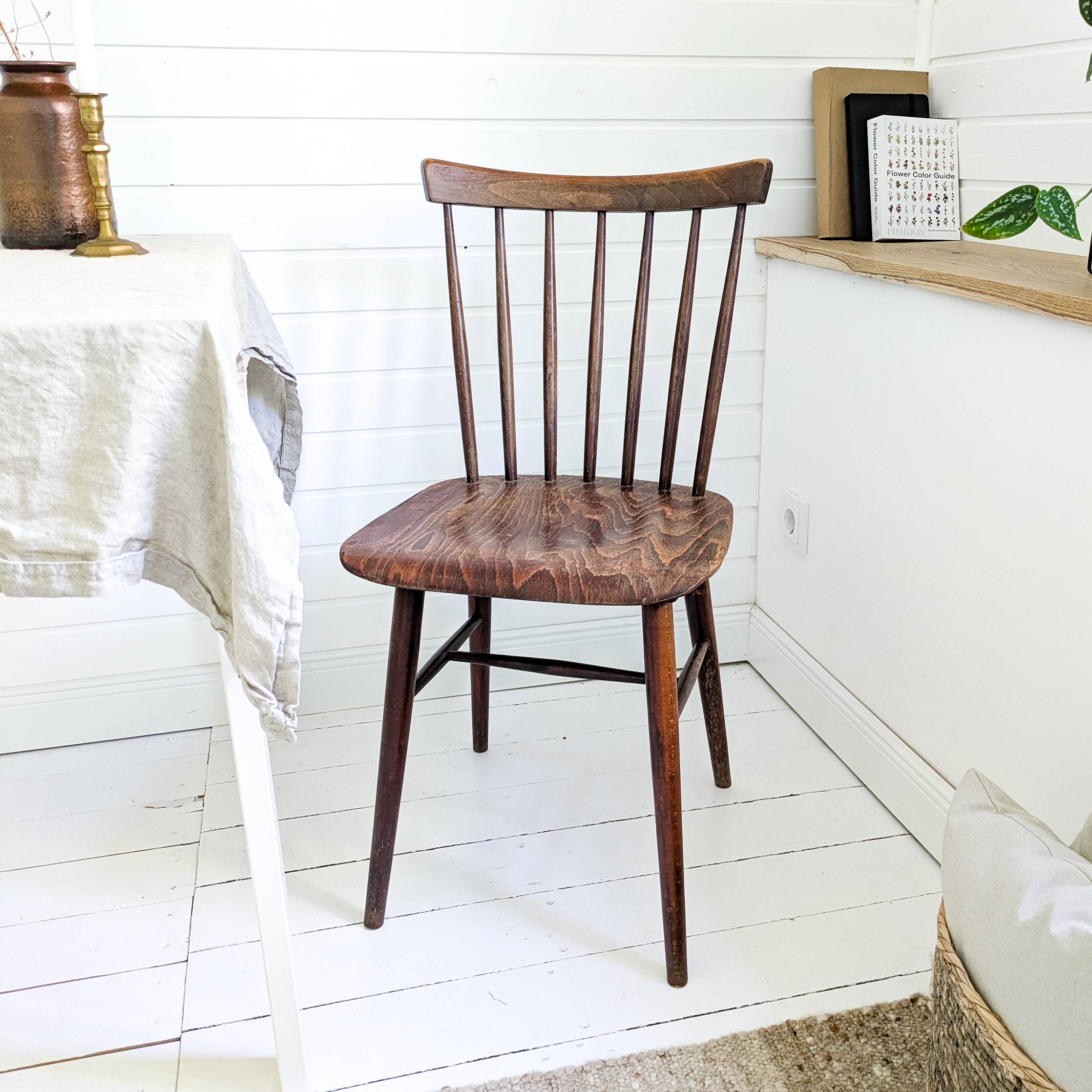 Chaise vintage en bois avec dossier à barreaux, style classique rustique 60