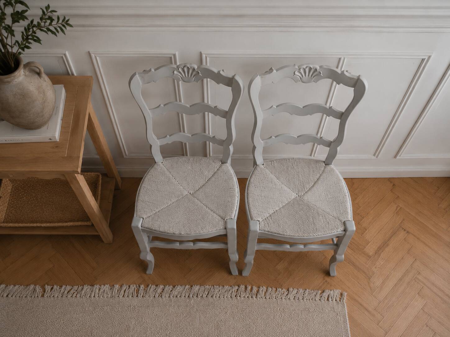 Duo de chaises style campagne réenchantées en gris perle.